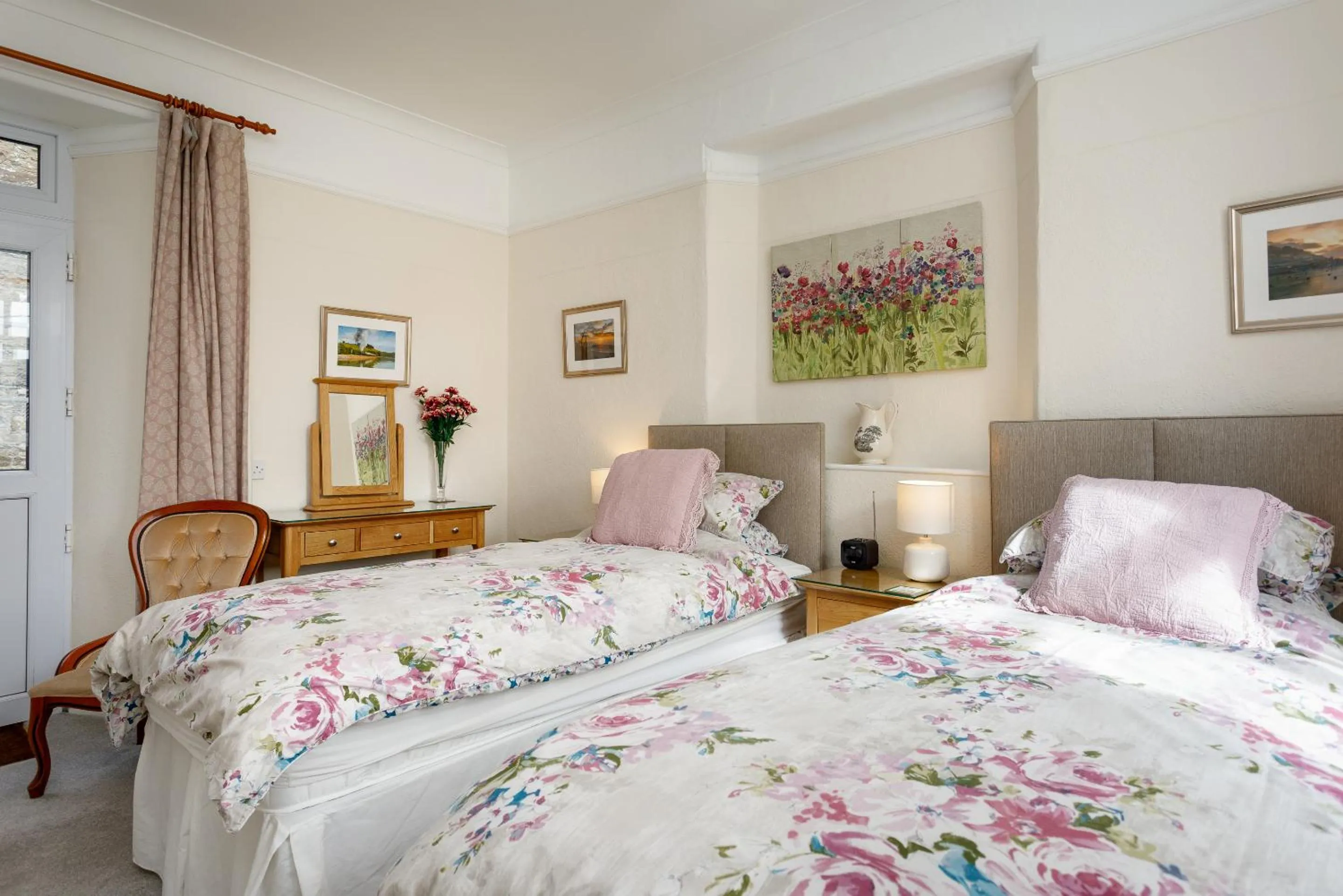 Bedroom, Bed in Bucklawren Farm