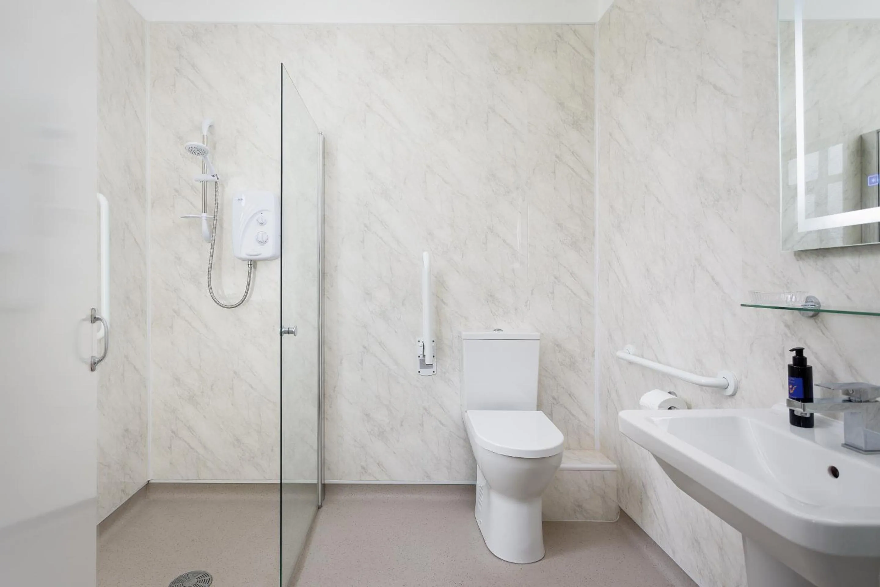 Bathroom in Bucklawren Farm