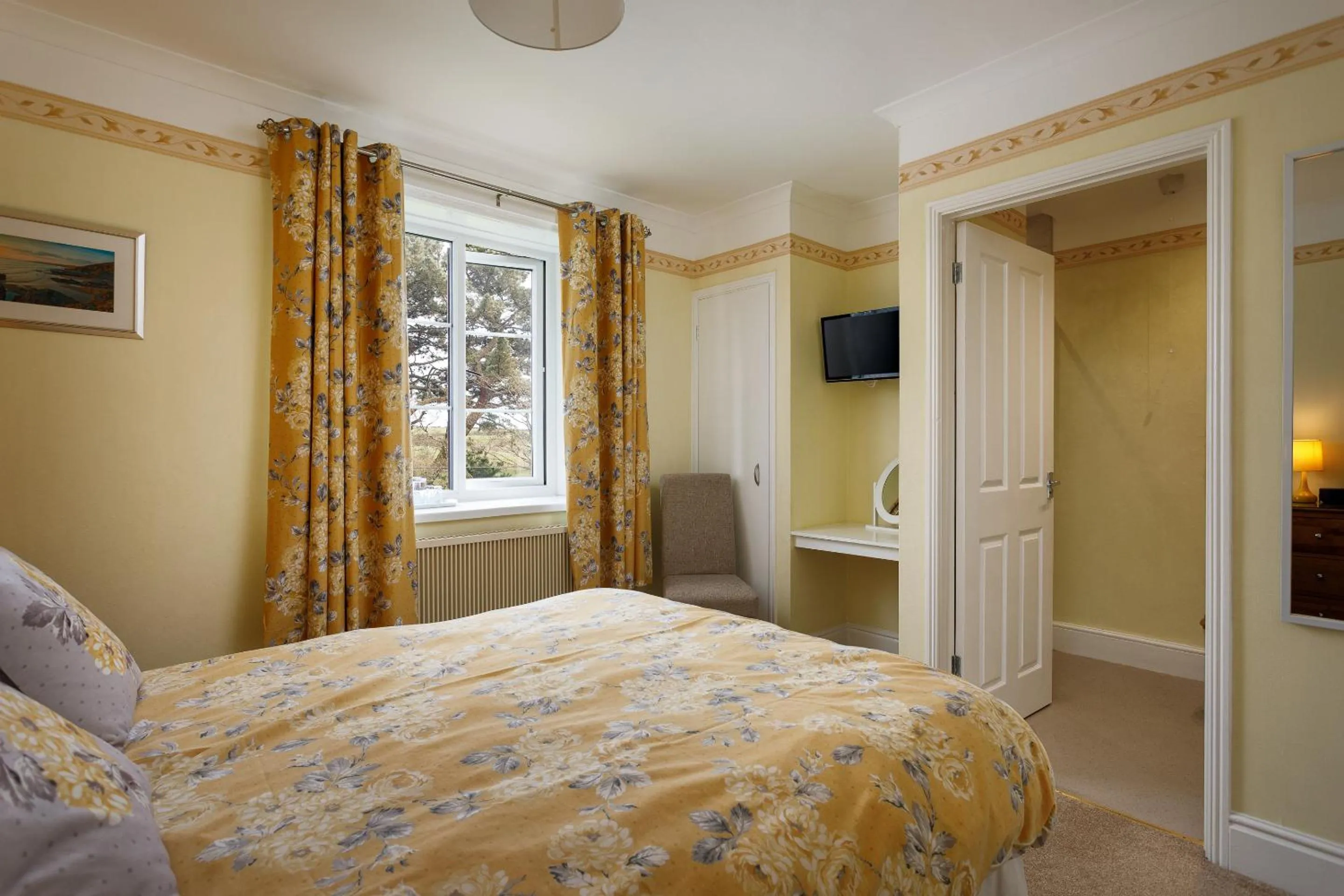 Bedroom, Bed in Bucklawren Farm