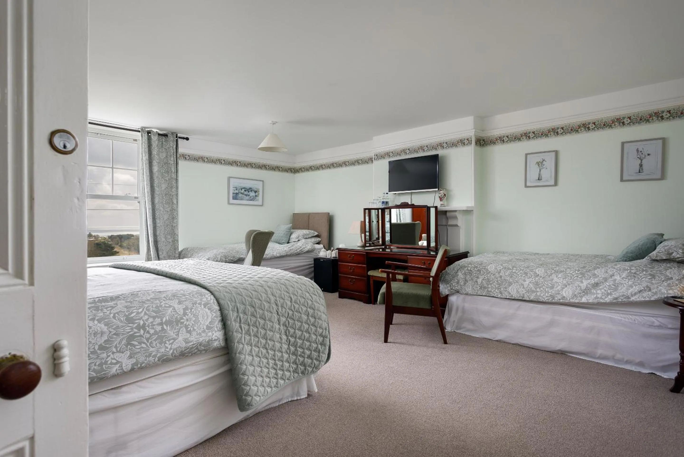 Bedroom, Bed in Bucklawren Farm