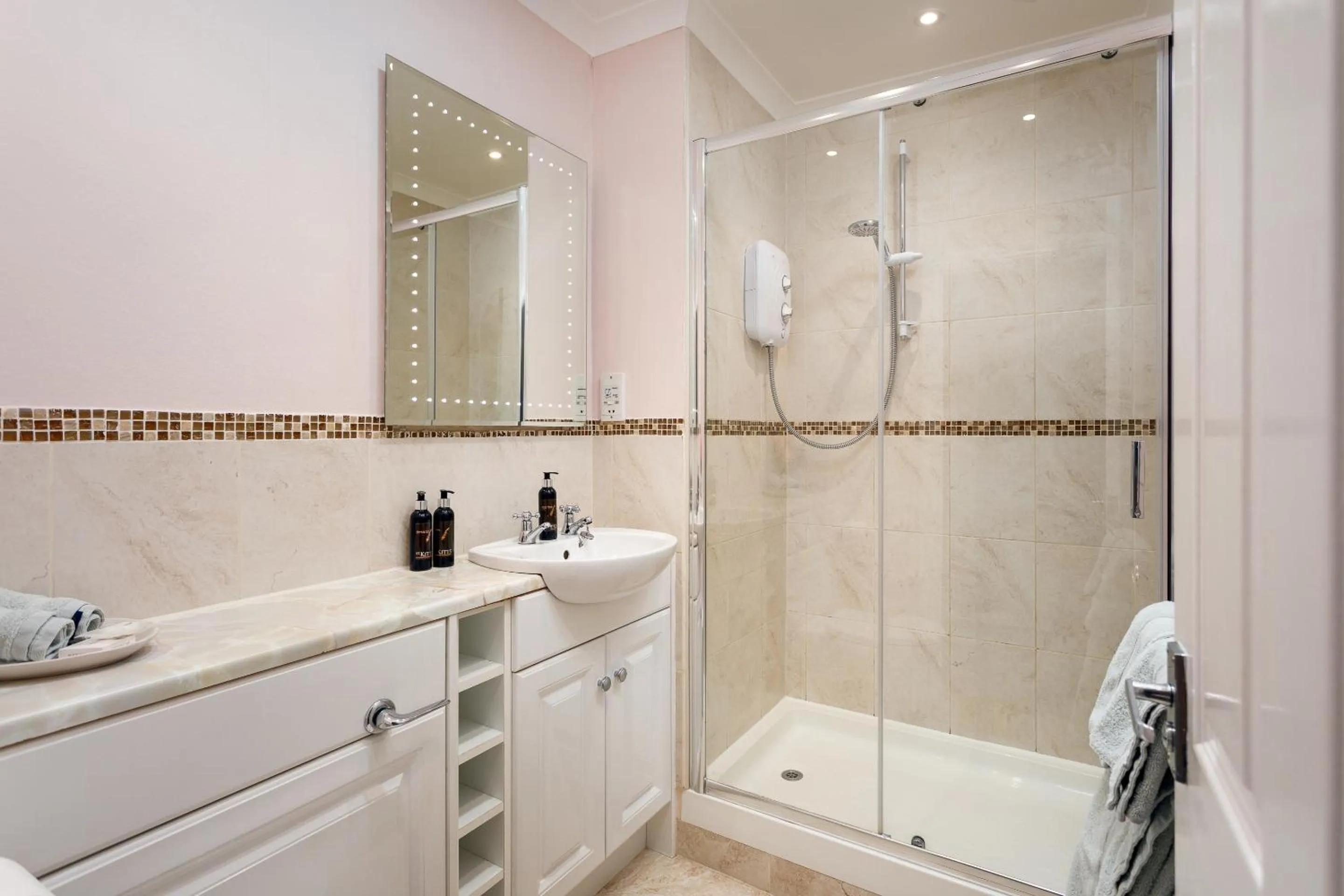 Bathroom in Bucklawren Farm