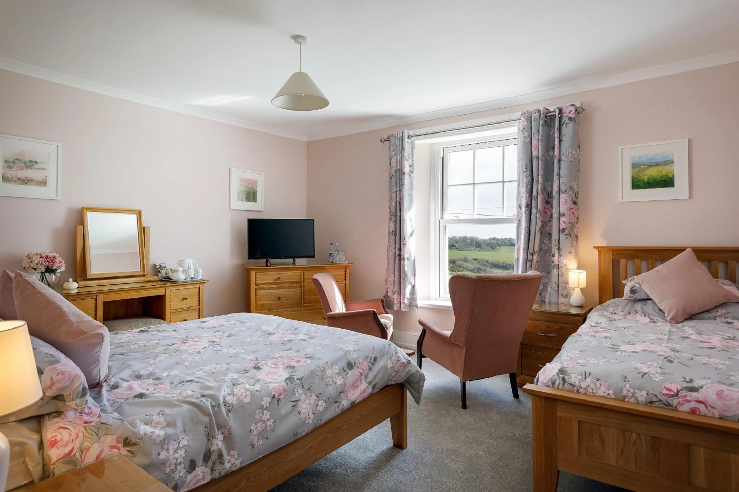 Bedroom, Bed in Bucklawren Farm