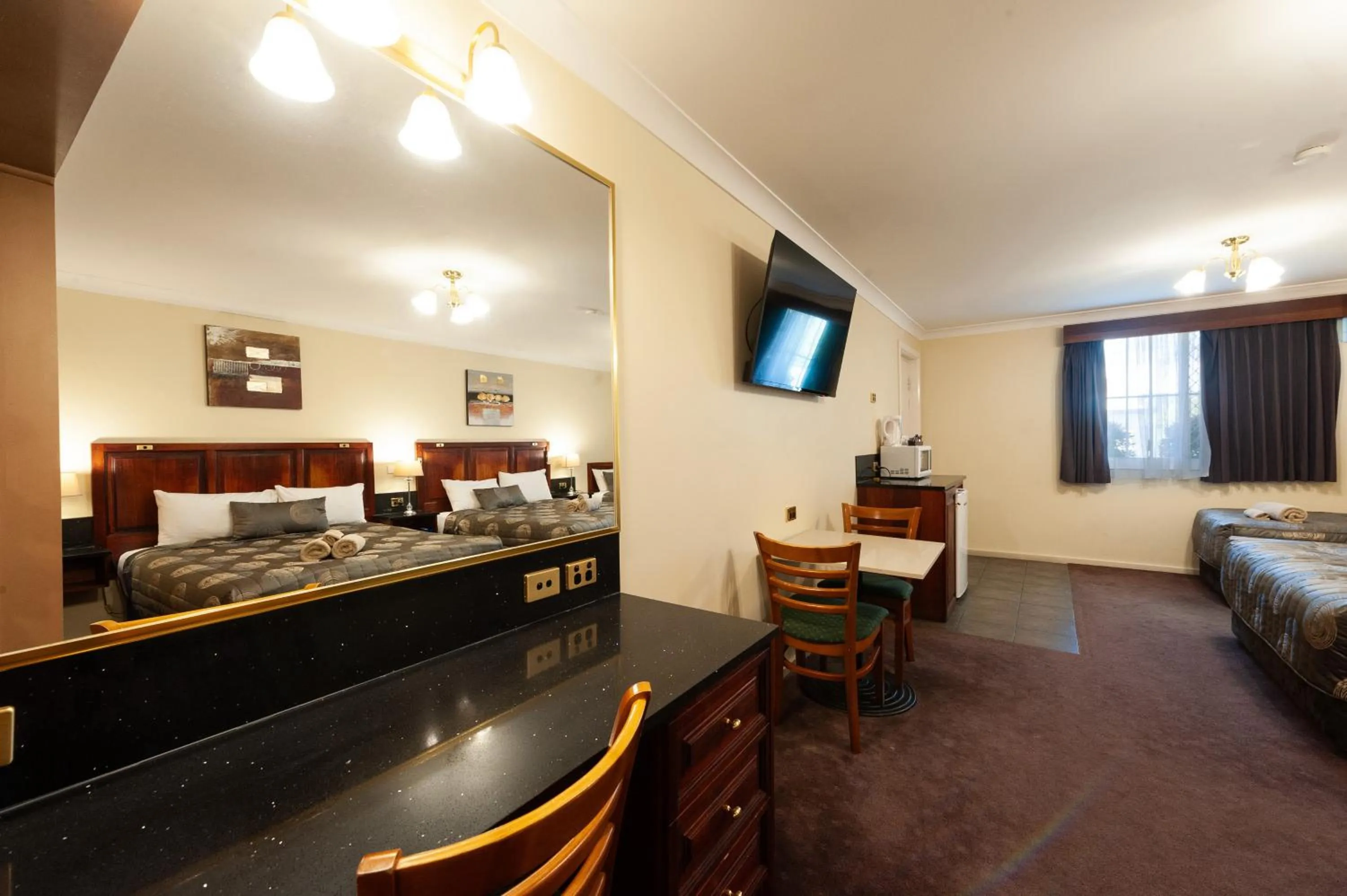 Bed in Albury Georgian Motel & Suites