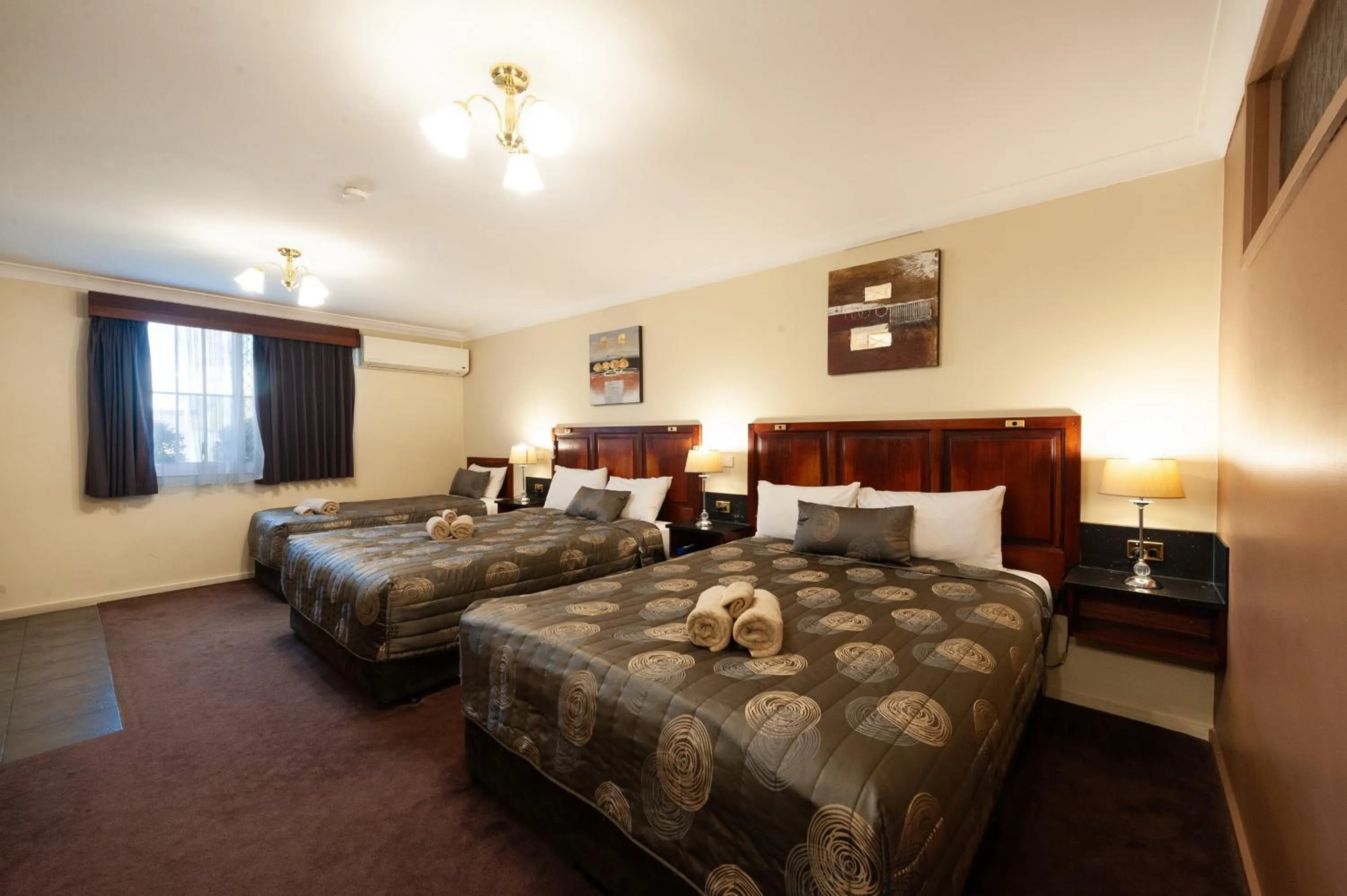 Bed in Albury Georgian Motel & Suites