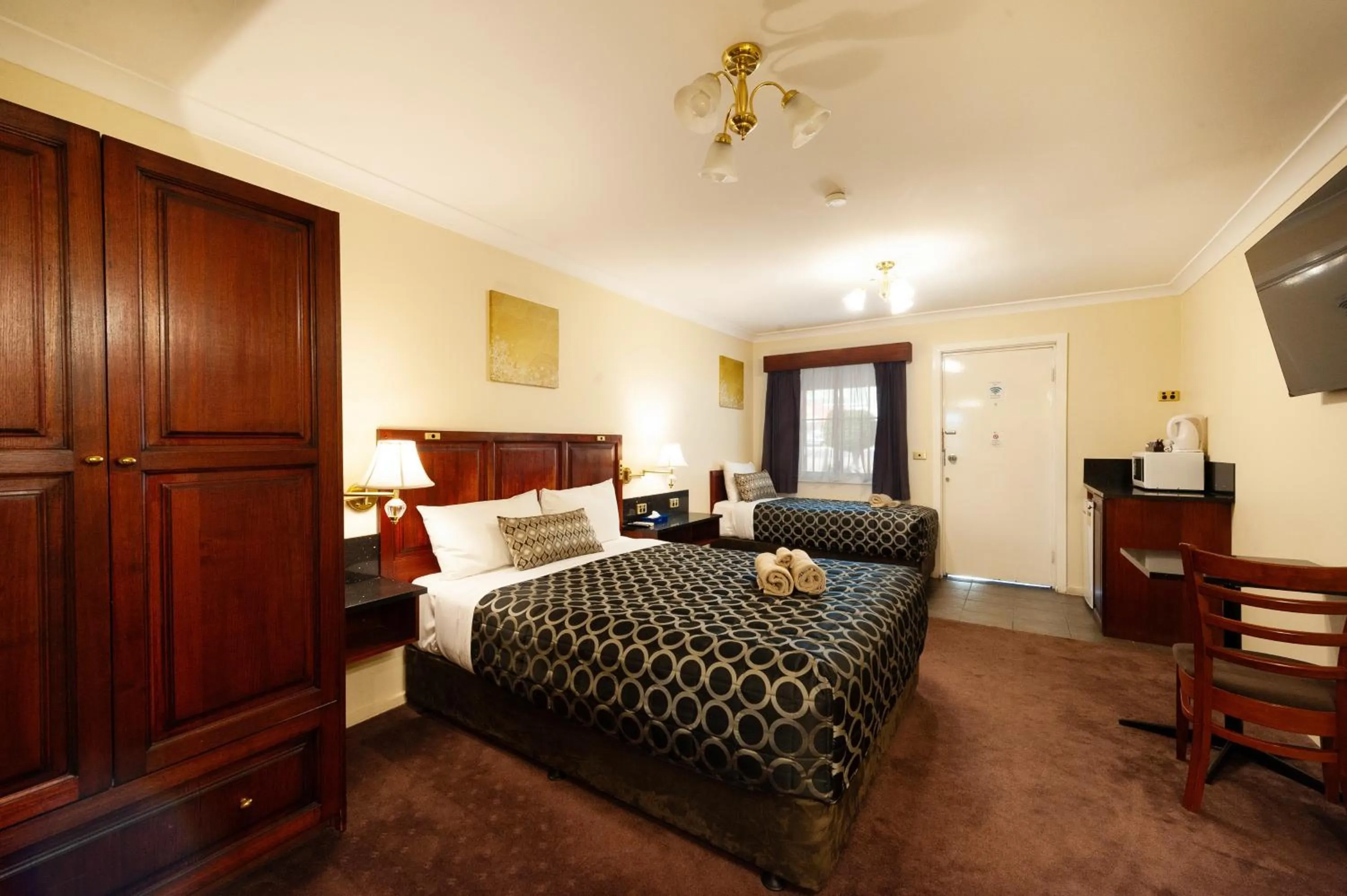 Bed in Albury Georgian Motel & Suites