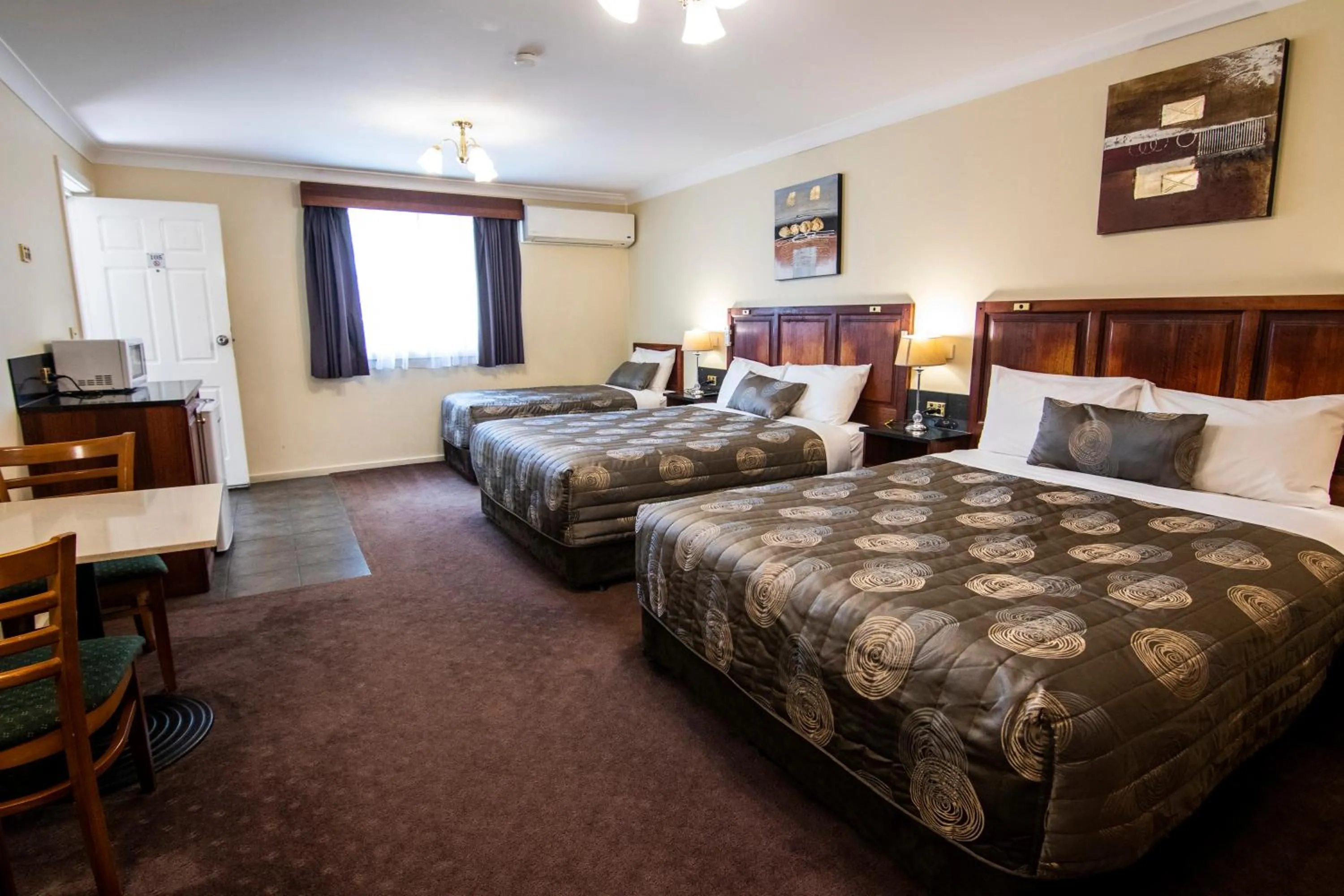 Bed in Albury Georgian Motel & Suites