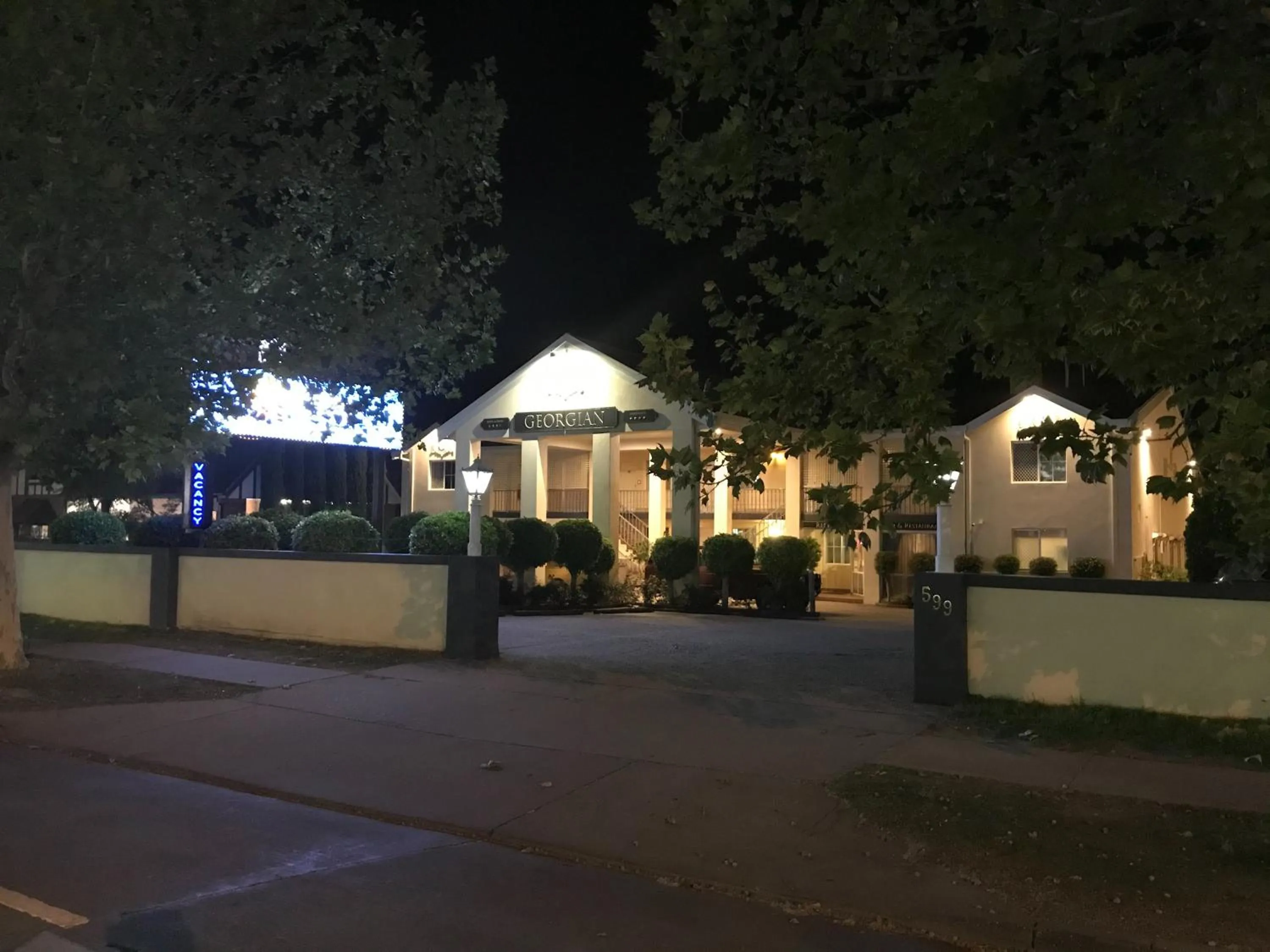 Property building in Albury Georgian Motel & Suites