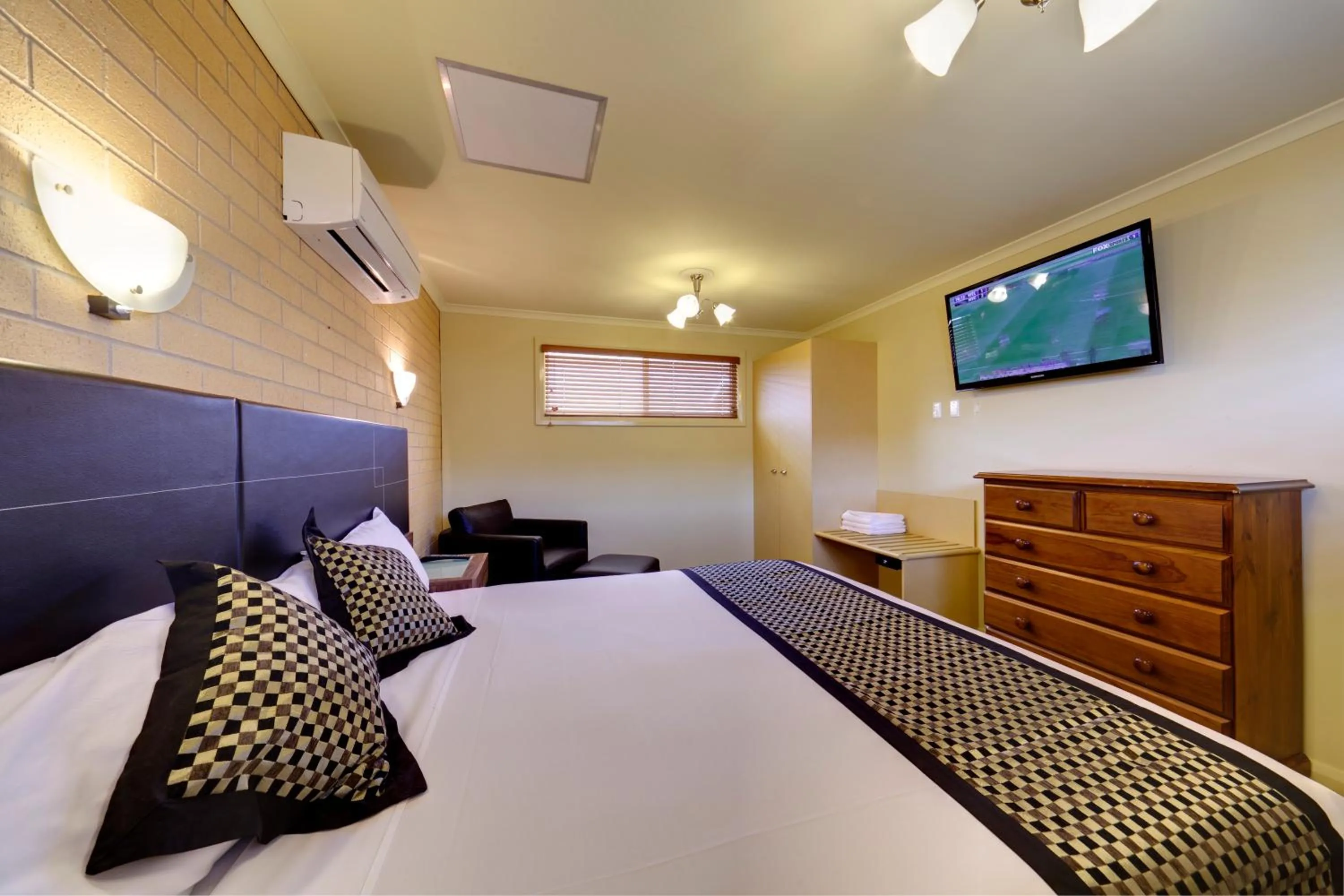 Bed in Albury Georgian Motel & Suites