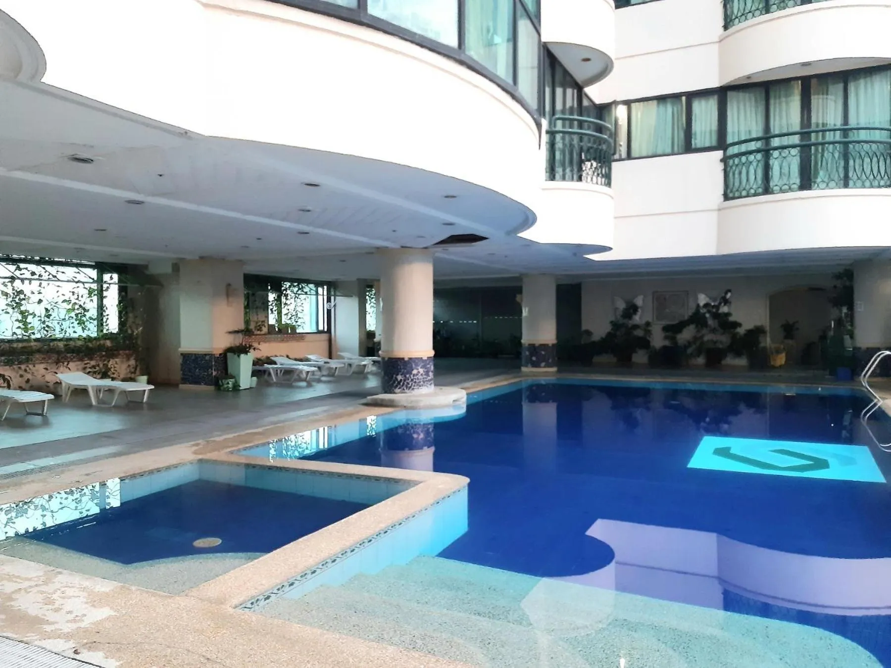 Swimming pool in Makati Palace Hotel