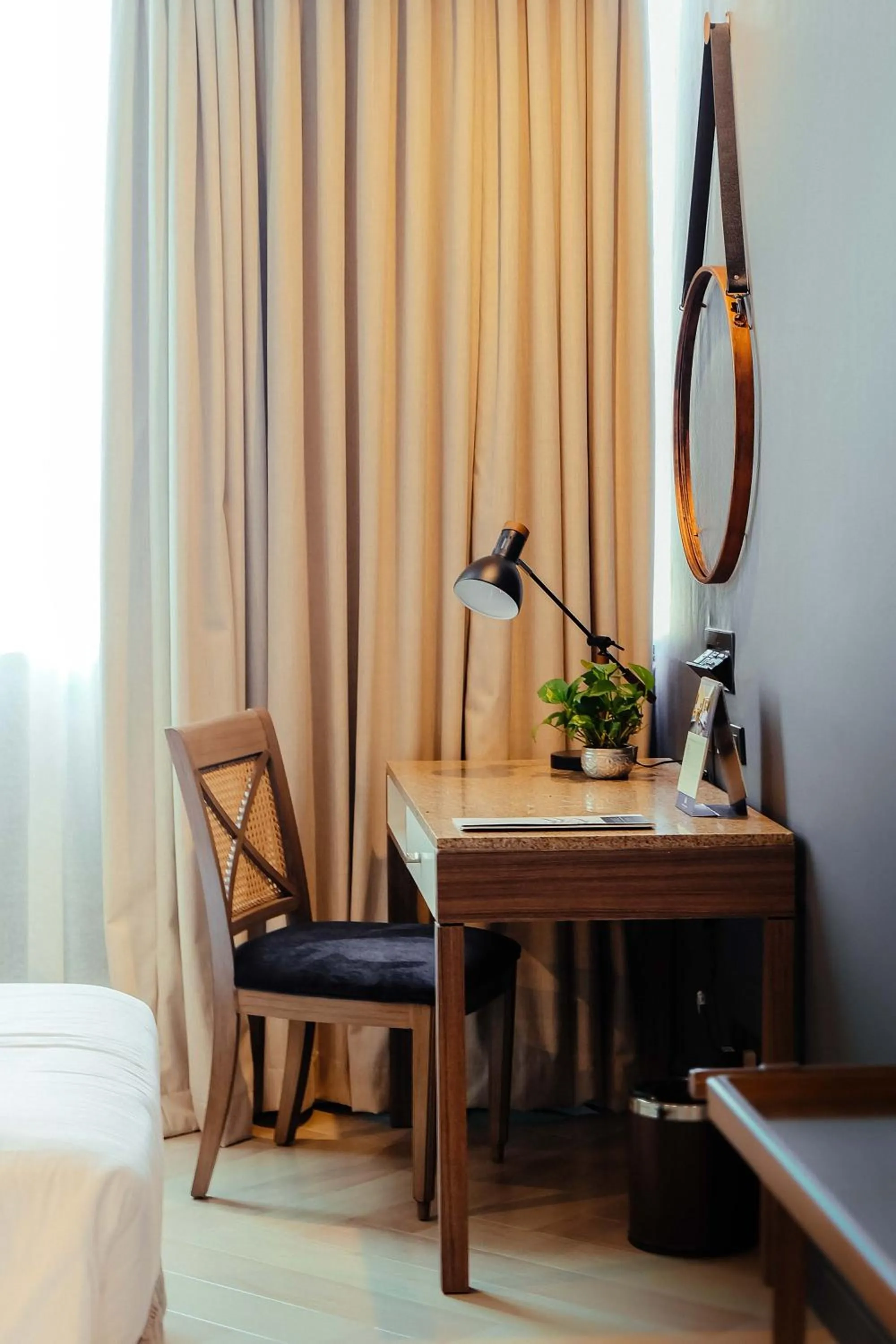 hair dresser, Bed in Makati Palace Hotel