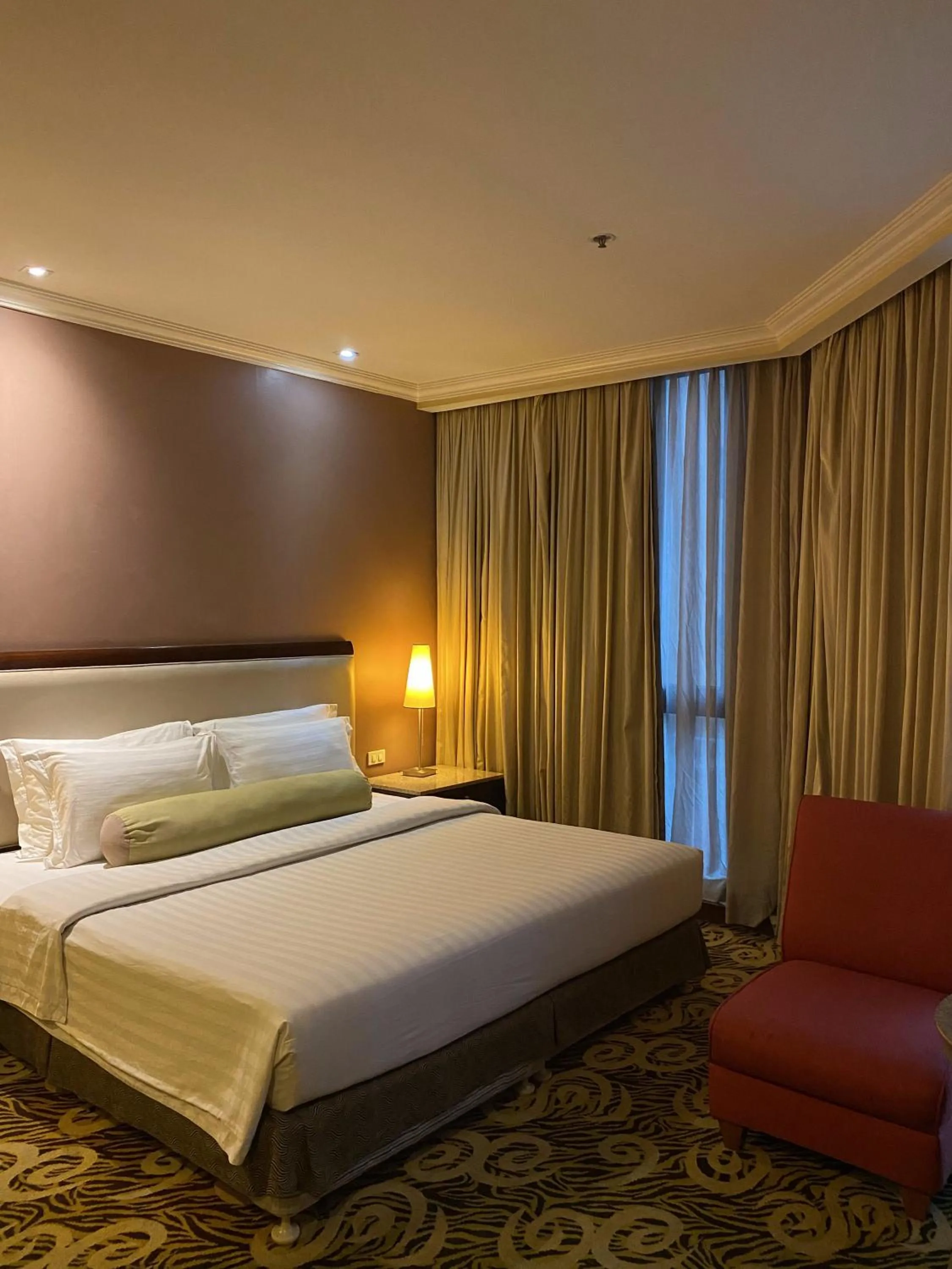 Bedroom, Bed in Makati Palace Hotel