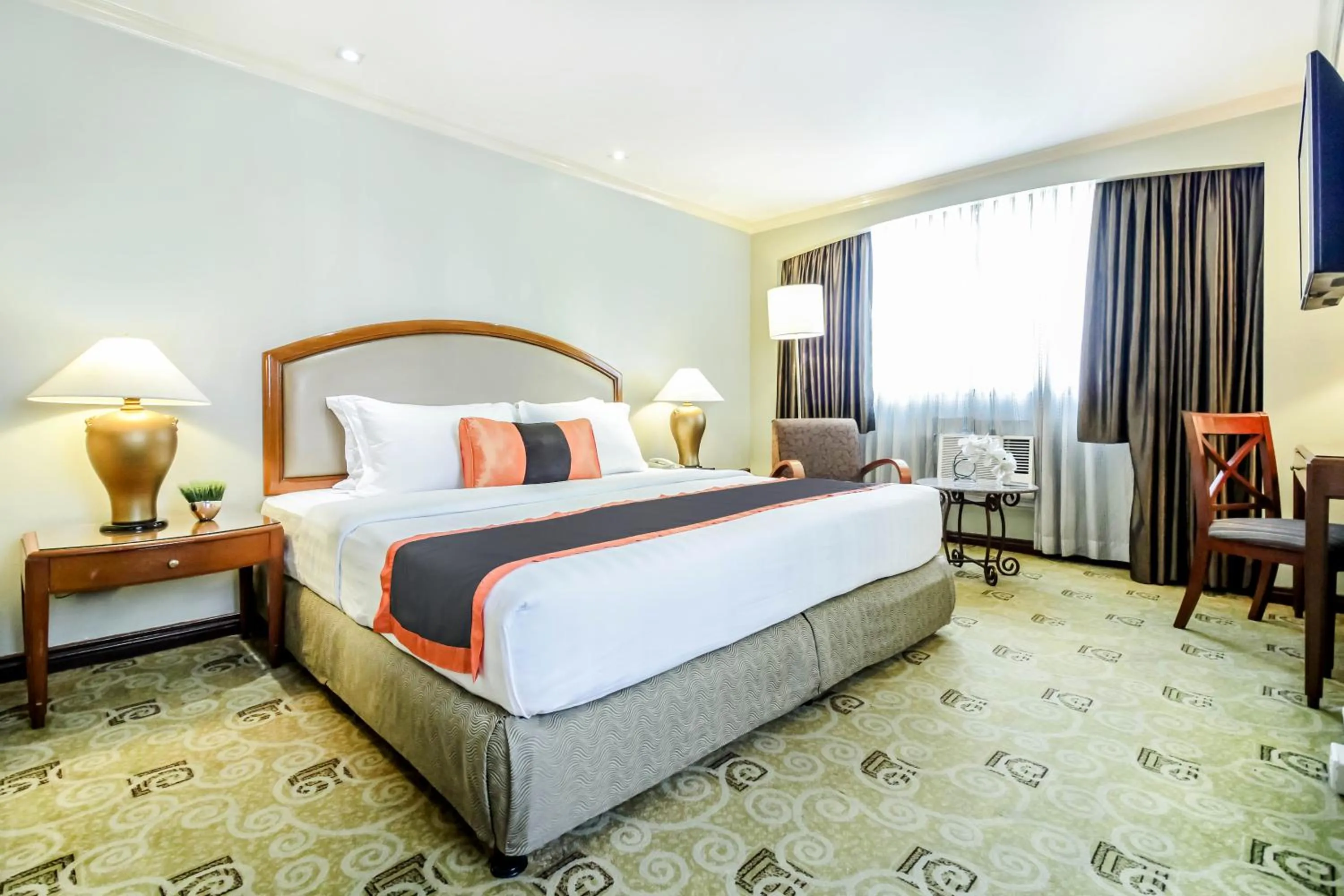 Bedroom, Bed in Makati Palace Hotel