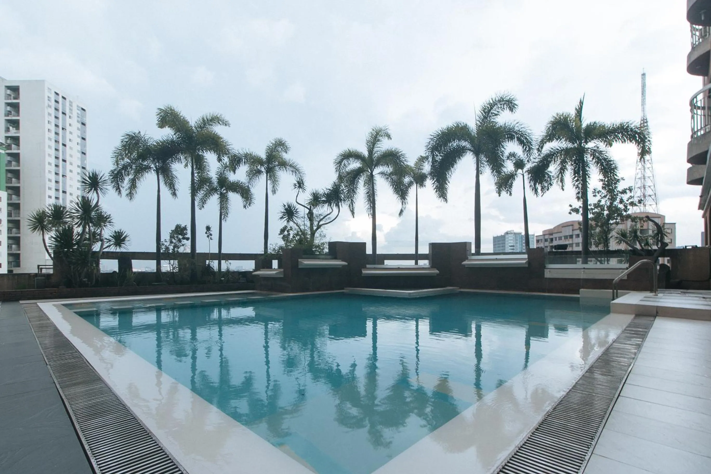 Swimming pool in Torre Venezia Suites