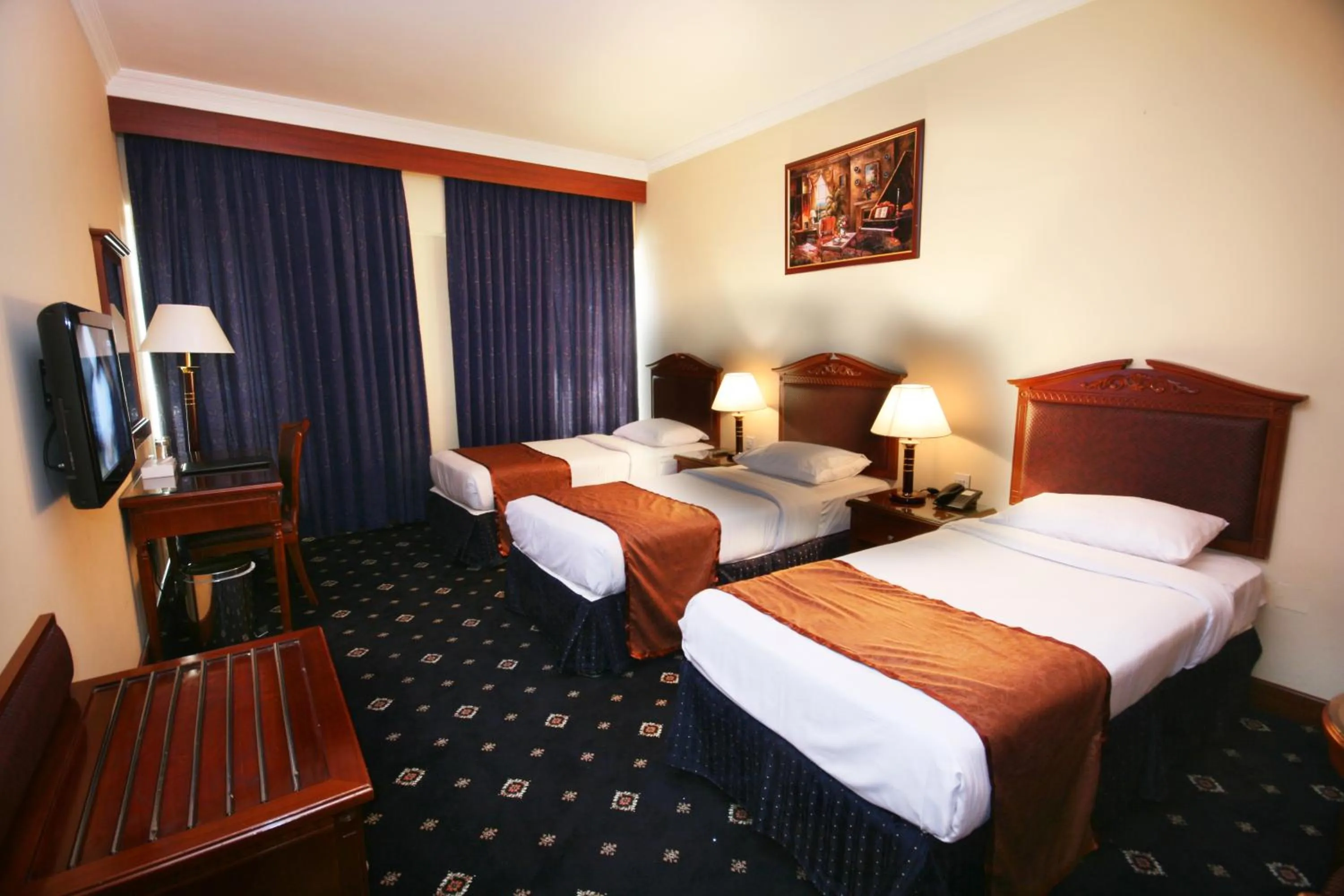 Photo of the whole room, Bed in Mount Royal Hotel