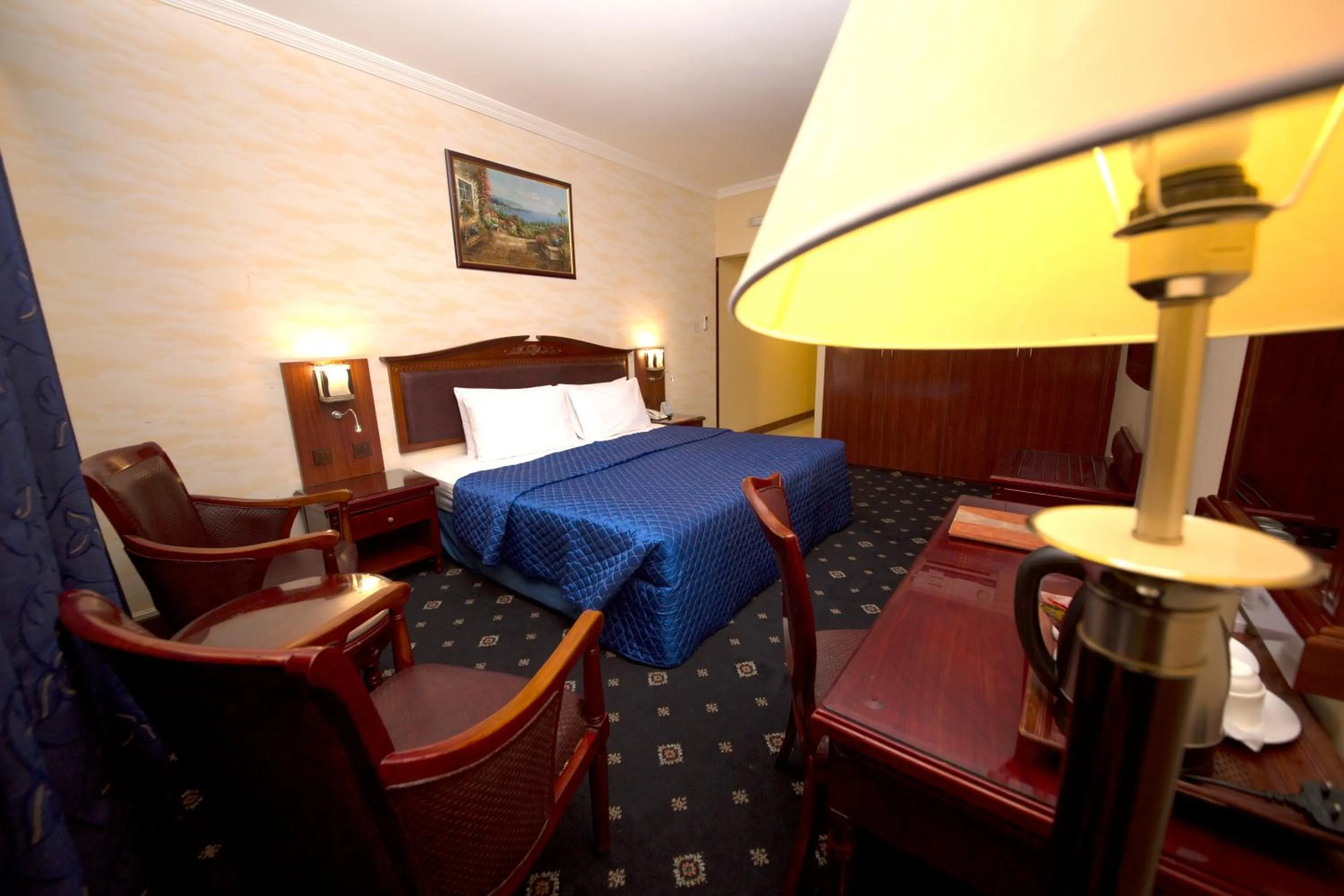Photo of the whole room, Bed in Mount Royal Hotel