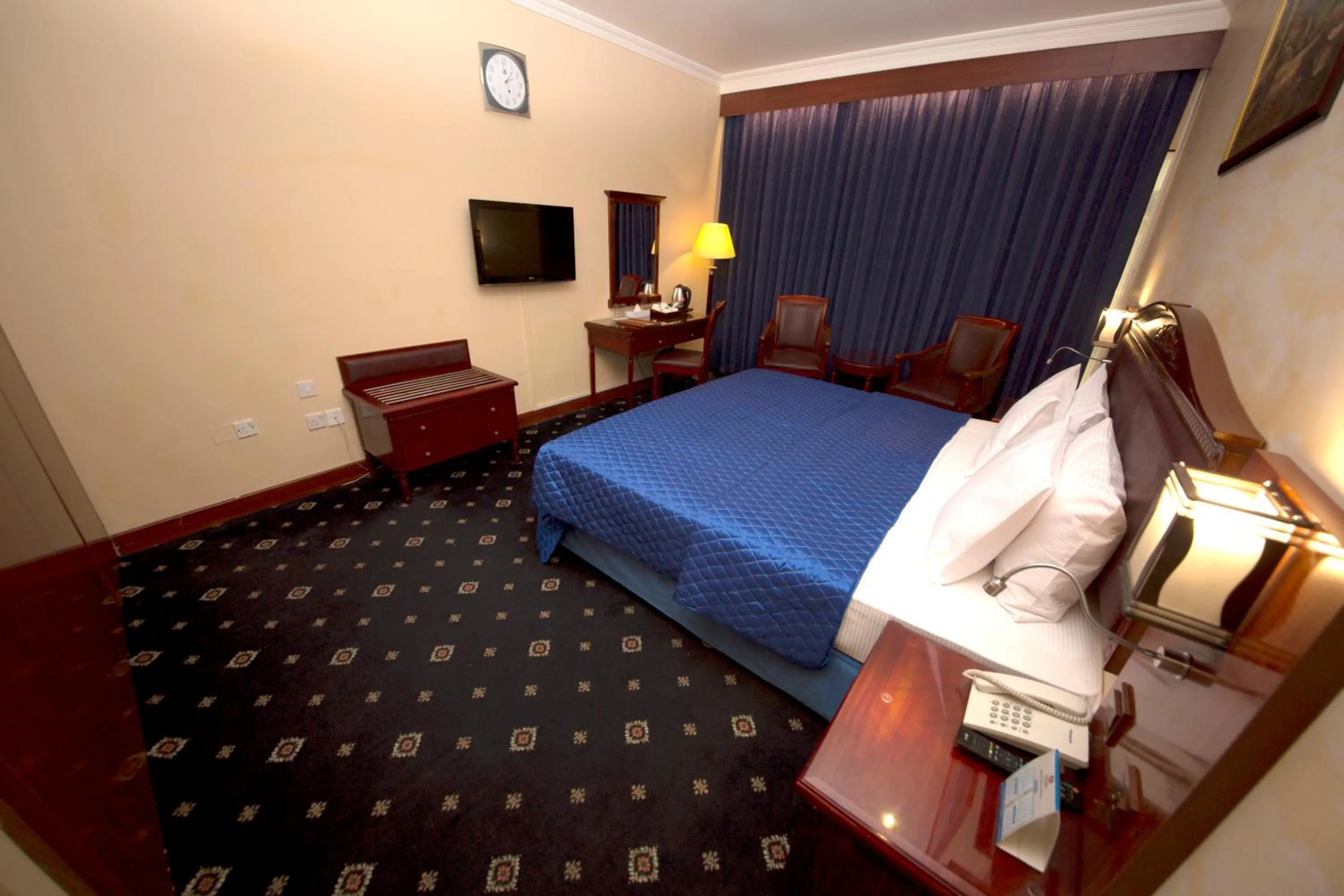 Photo of the whole room, Bed in Mount Royal Hotel
