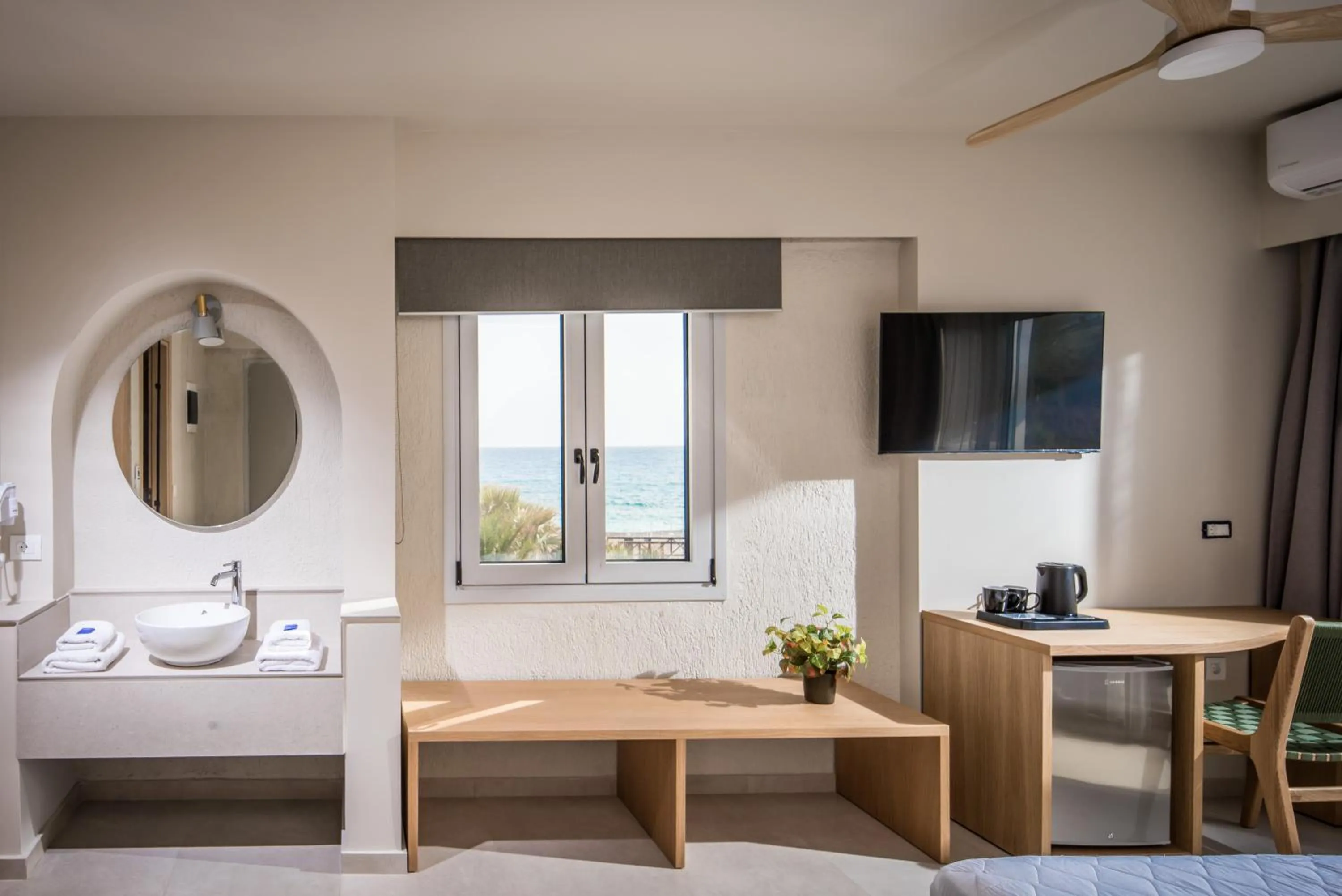 Bedroom, Bed in South Coast Hotel