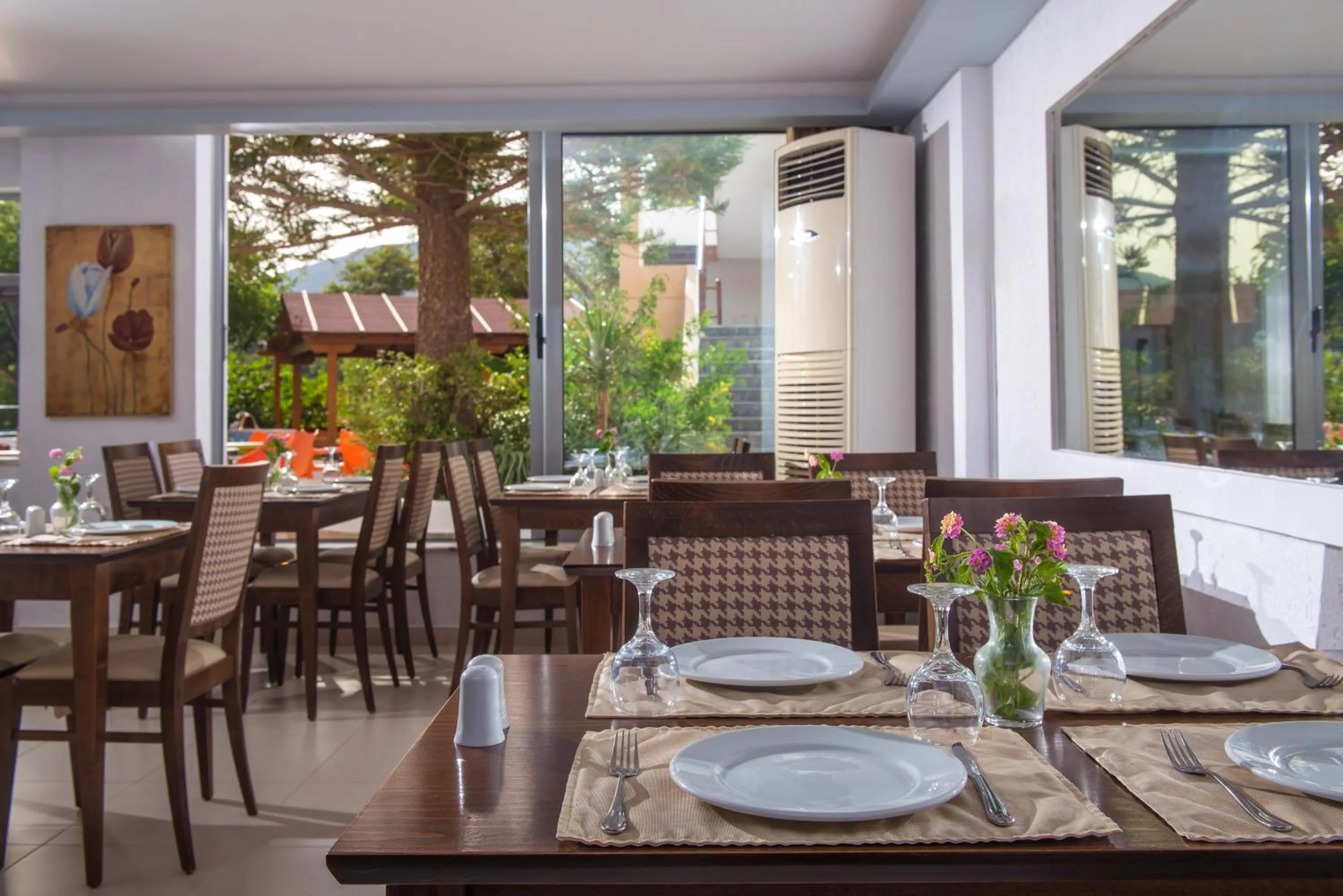 Restaurant/places to eat in South Coast Hotel