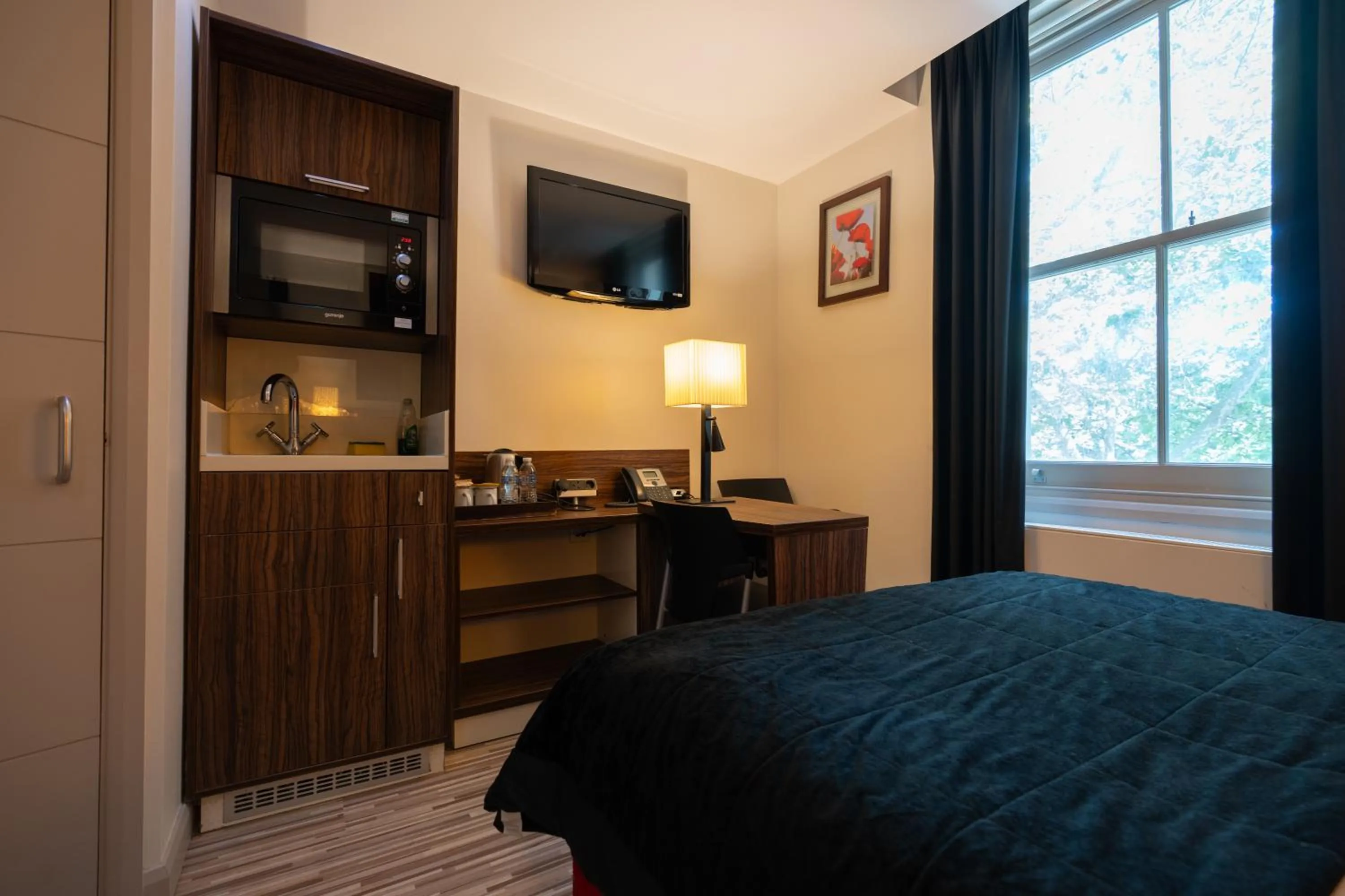 TV and multimedia, Bed in Simply Rooms & Suites