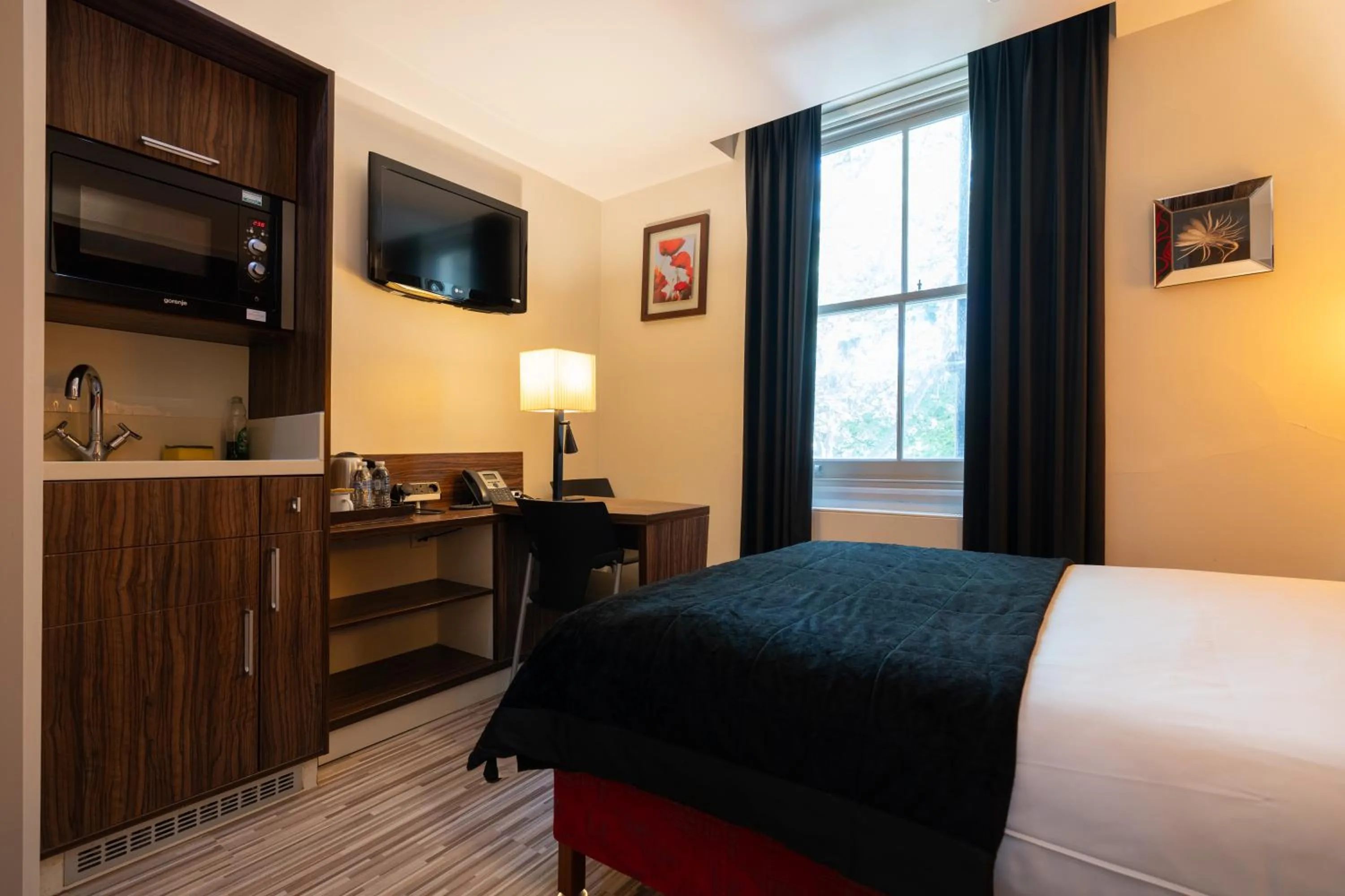 Kitchen or kitchenette, Bed in Simply Rooms & Suites