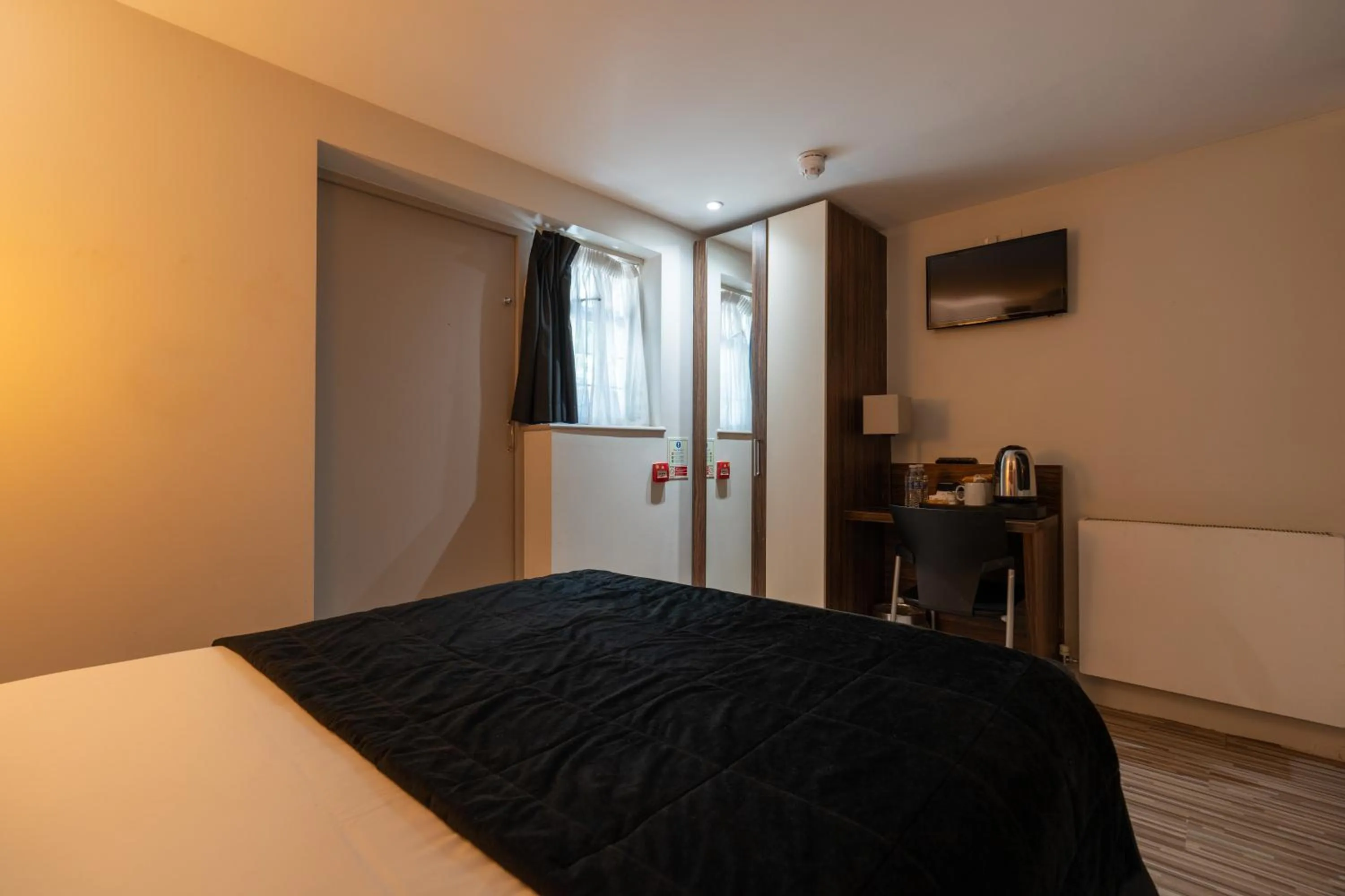 Coffee/tea facilities, Bed in Simply Rooms & Suites