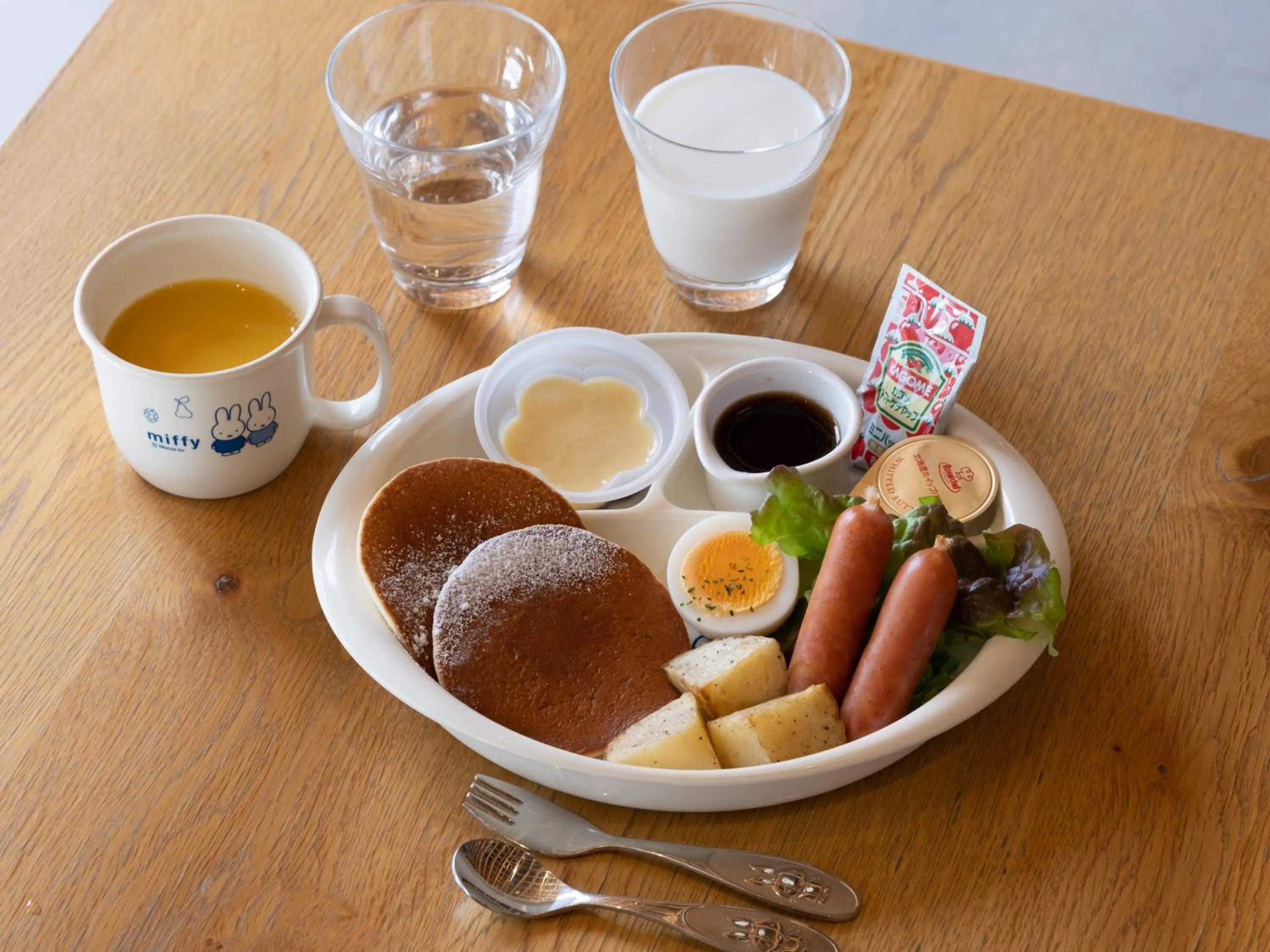 Food and drinks in KUMU Kanazawa by THE SHARE HOTELS