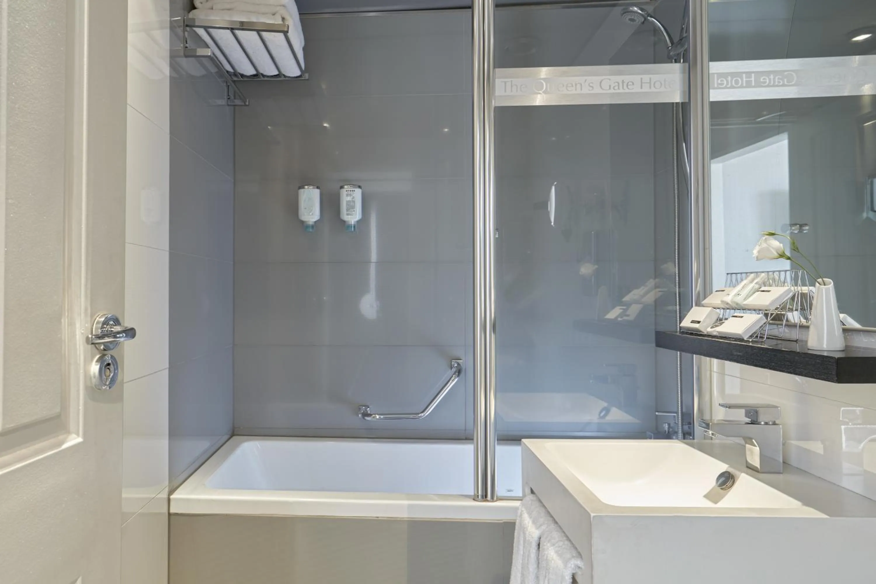 Bathroom in The Queens Gate Hotel