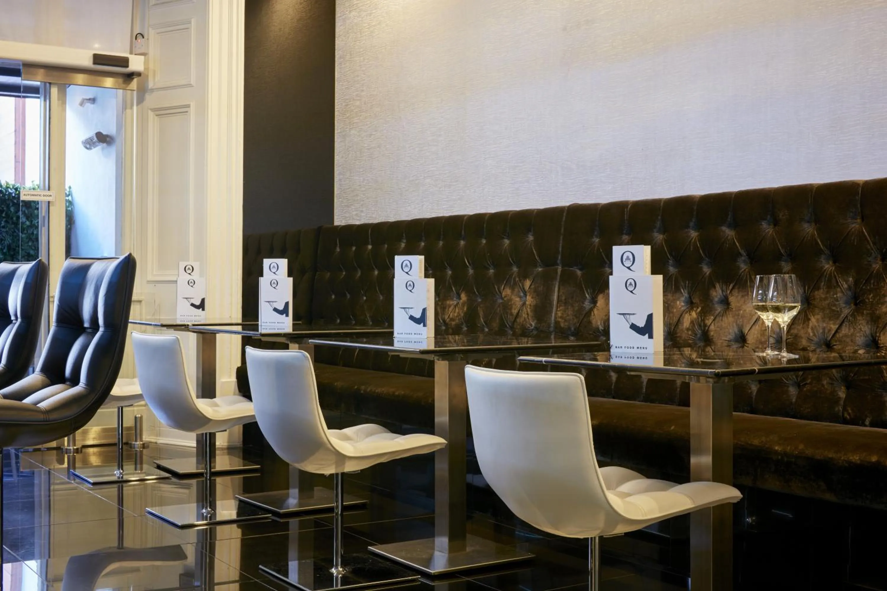 Lounge or bar in The Queens Gate Hotel