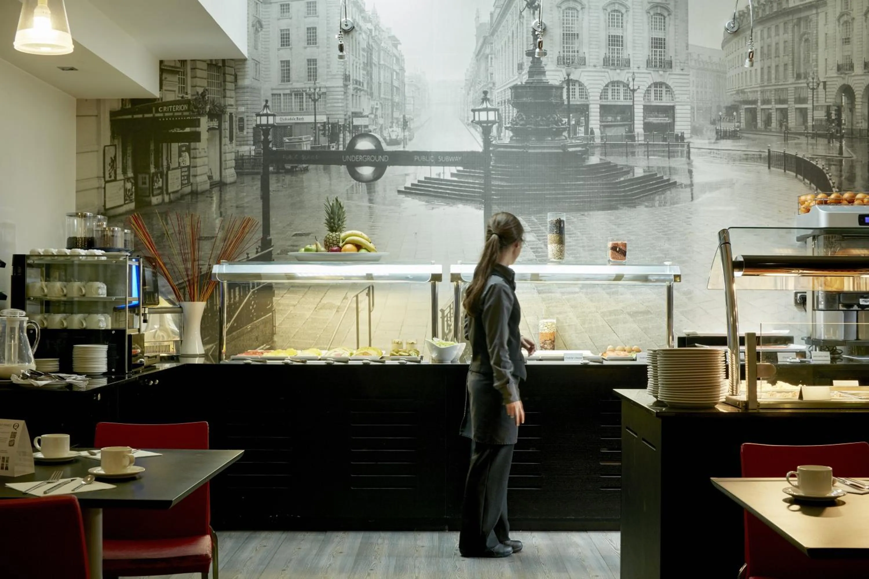 Restaurant/places to eat in The Queens Gate Hotel