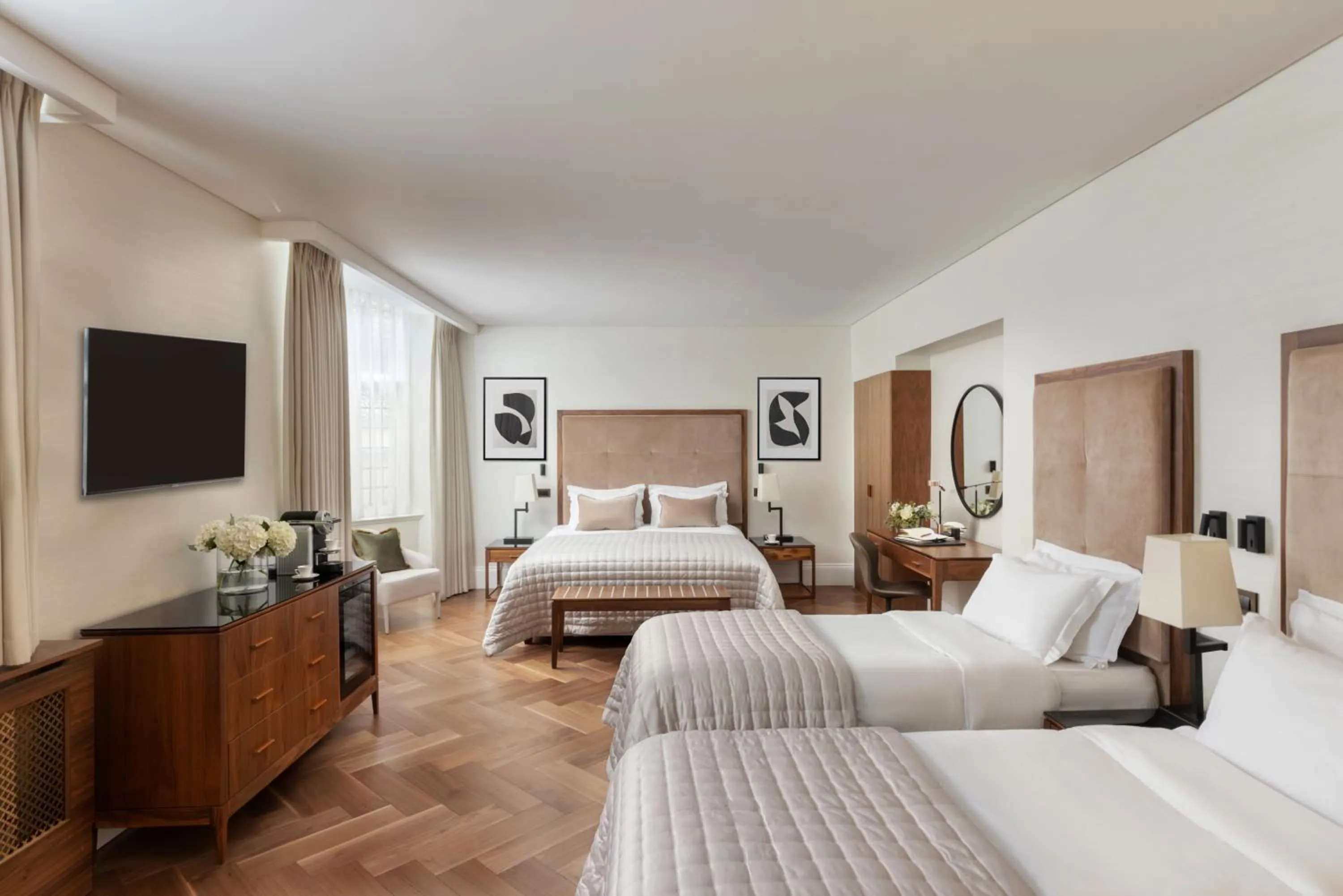 Bed in The Queens Gate Hotel