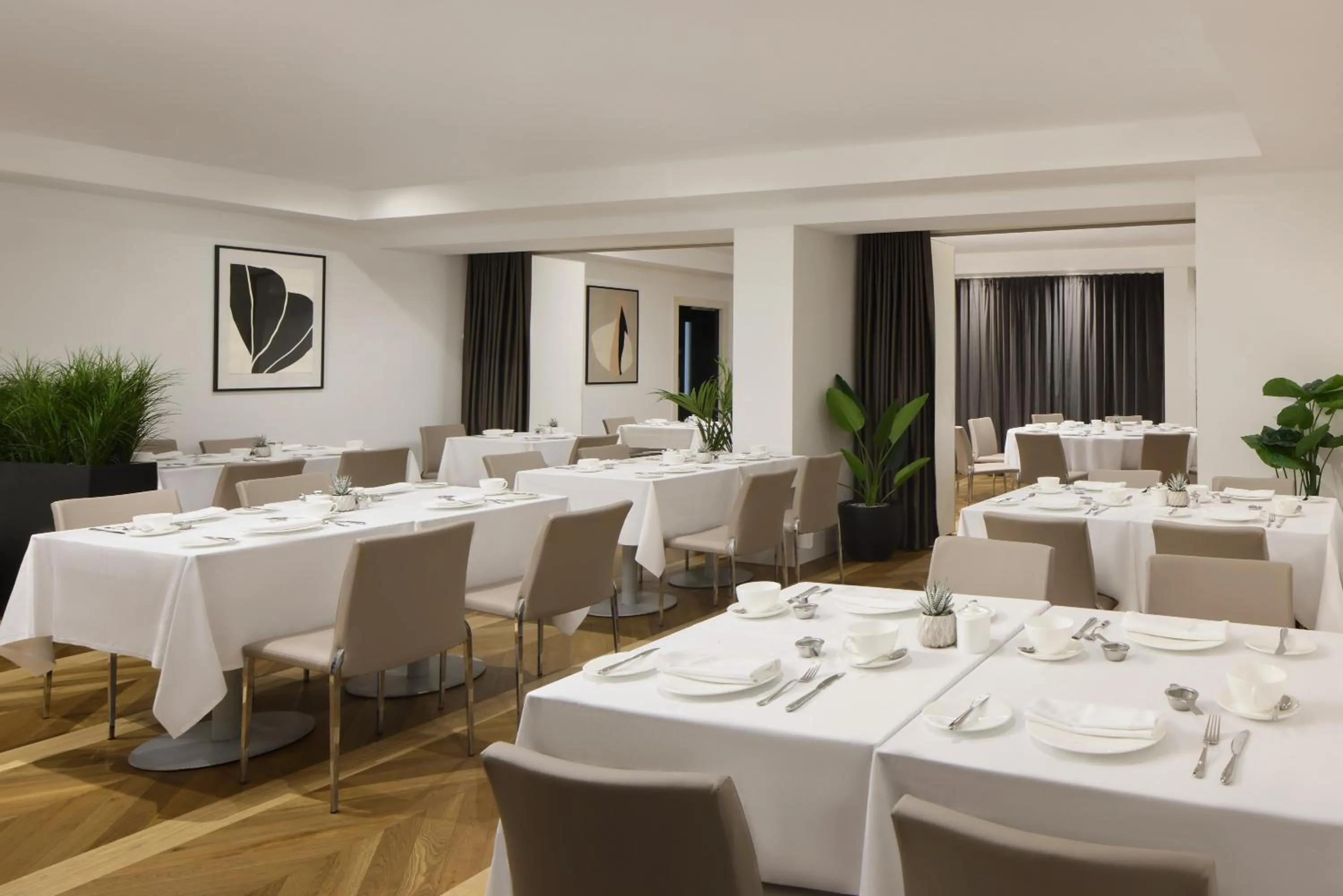 Restaurant/places to eat in The Queens Gate Hotel