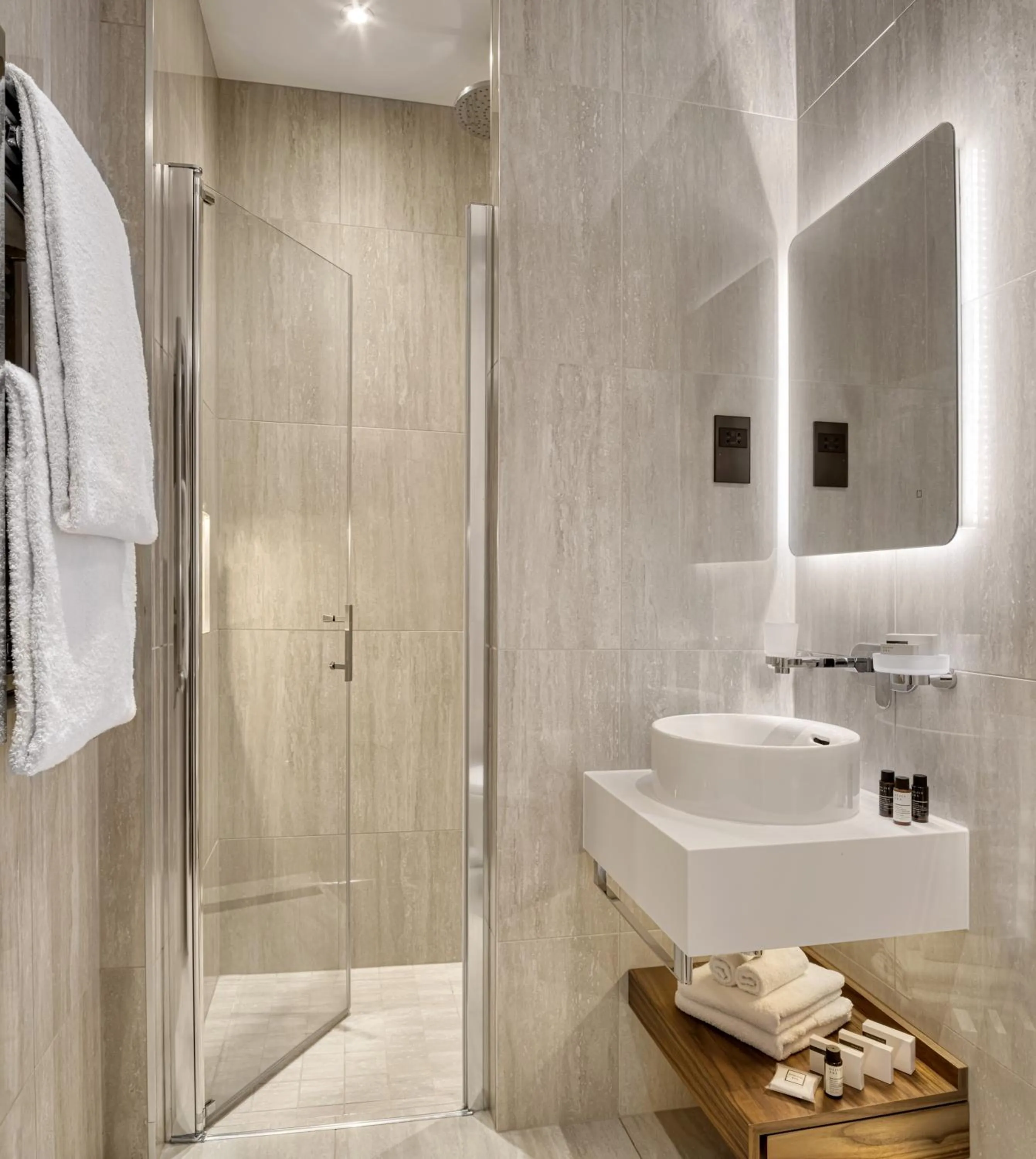 Bathroom in The Queens Gate Hotel