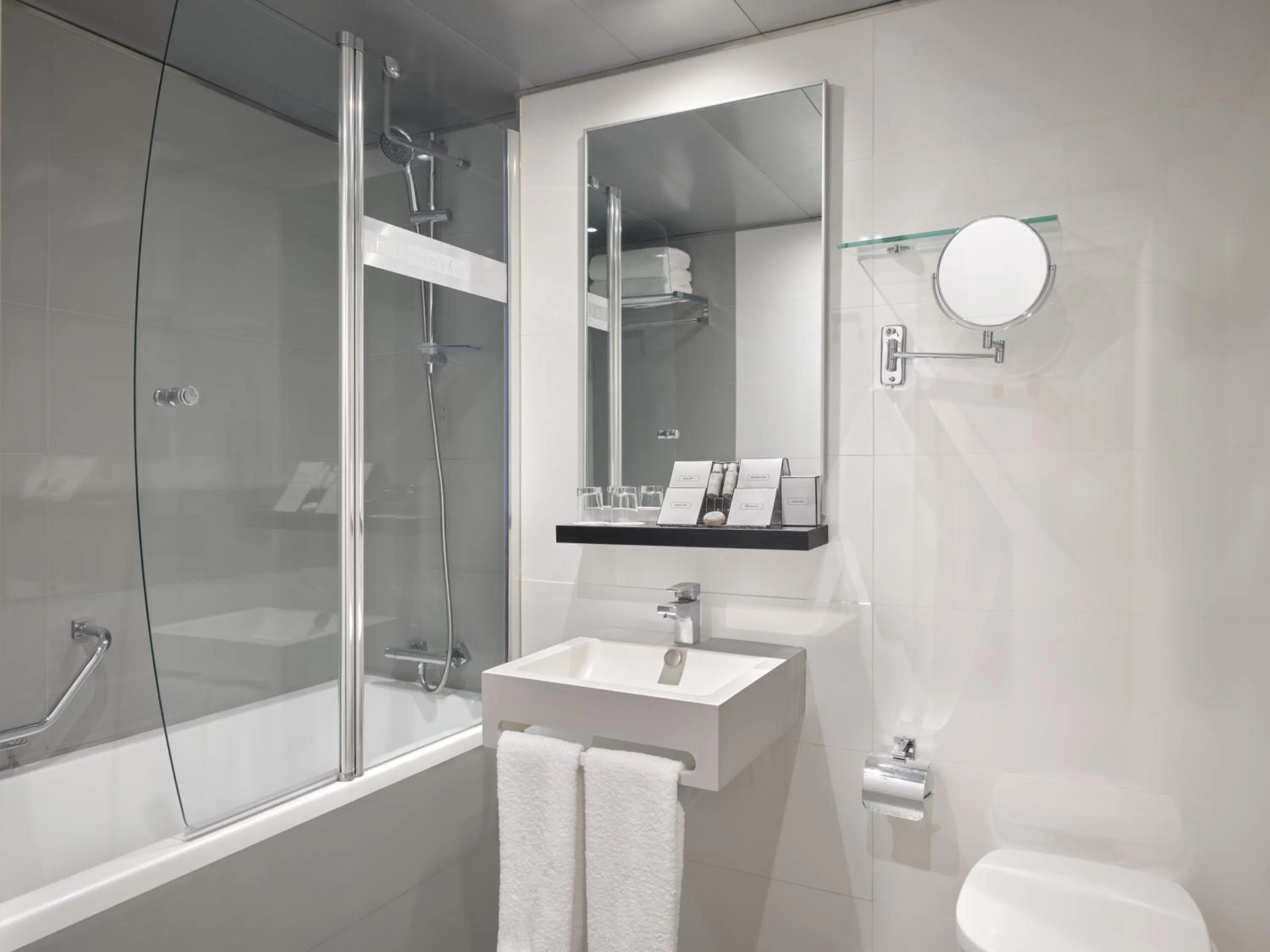 Bathroom in The Queens Gate Hotel