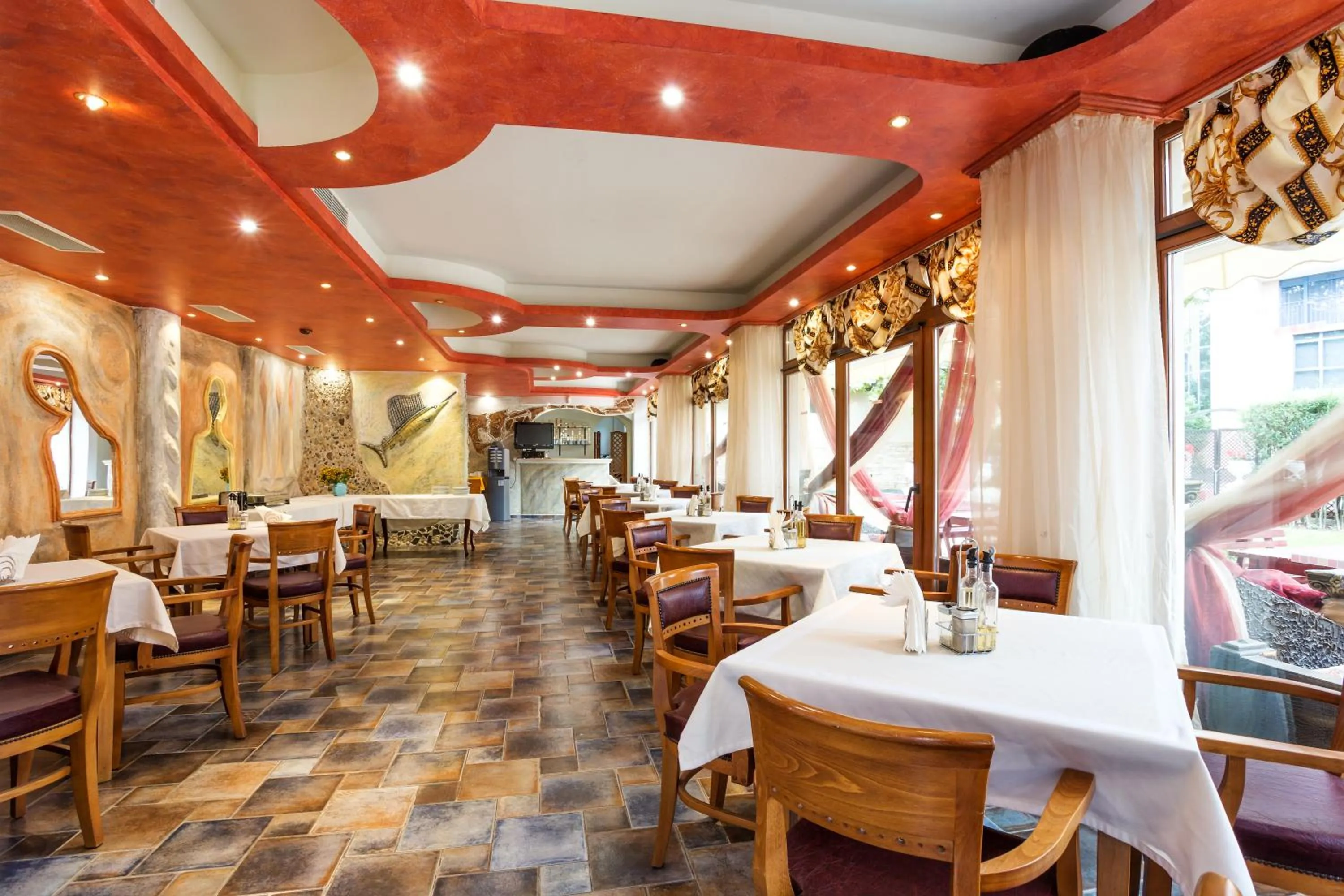 Restaurant/places to eat in Family Hotel Gold Pearl