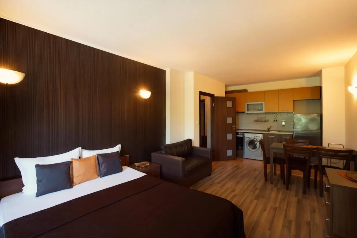 Kitchen or kitchenette, Bed in Sunrise Hotel