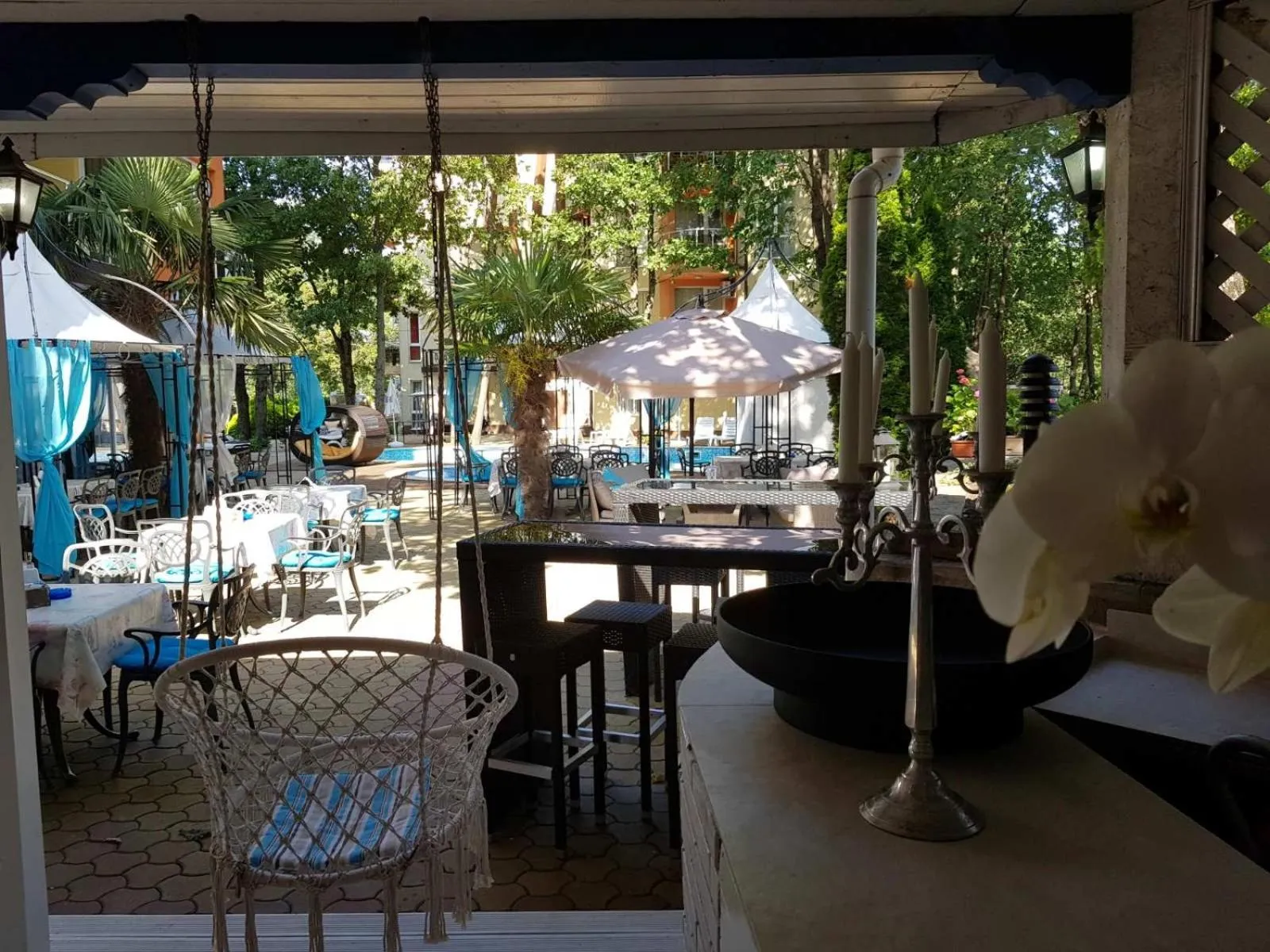 Restaurant/places to eat in Sunrise Hotel