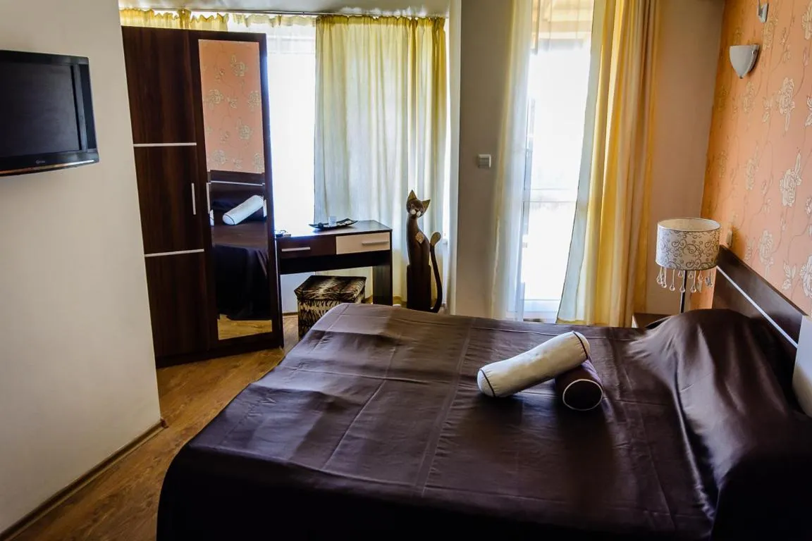 Photo of the whole room, Bed in Sunrise Hotel