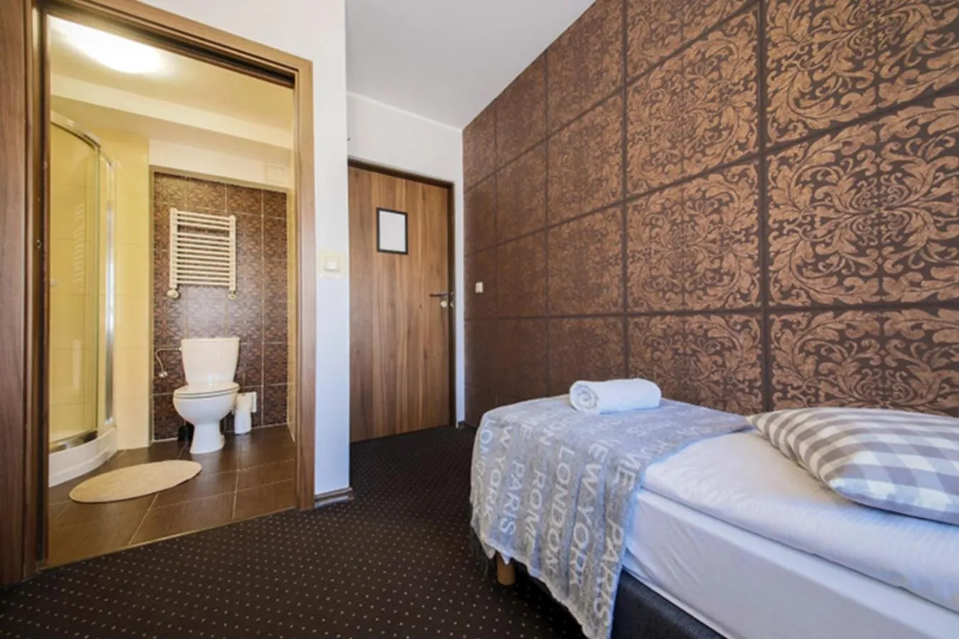 Bathroom, Bed in Boogie Deluxe Old Town