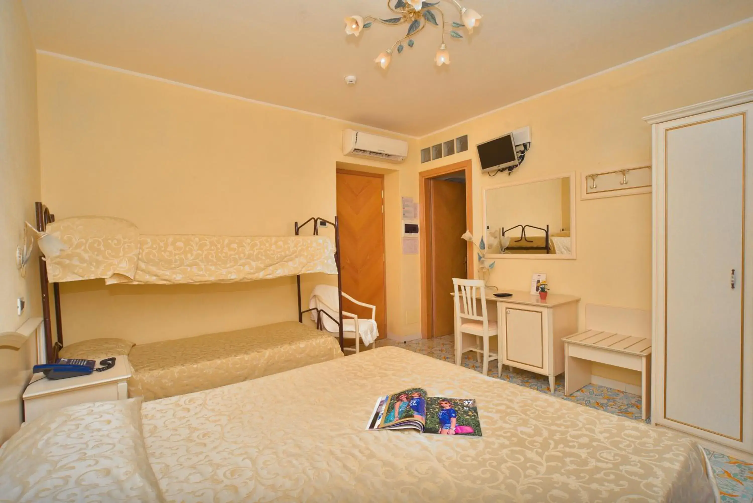 Quadruple Room in Hotel Villa Franca Quadruple Room in Hotel Villa Franca