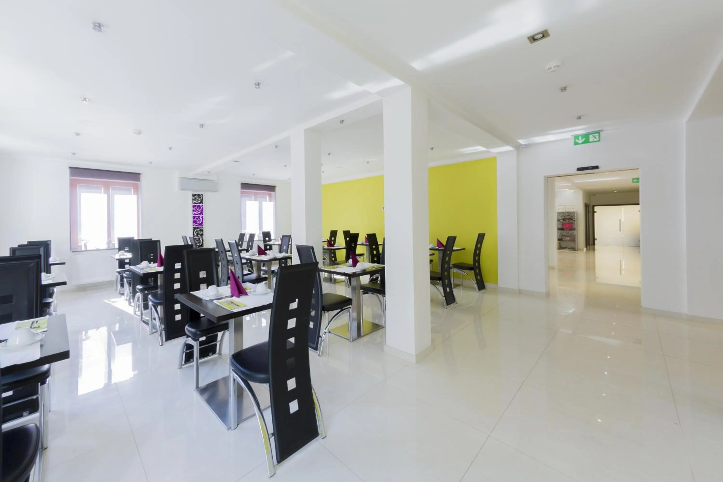 Restaurant/places to eat in Hotel Herrmes