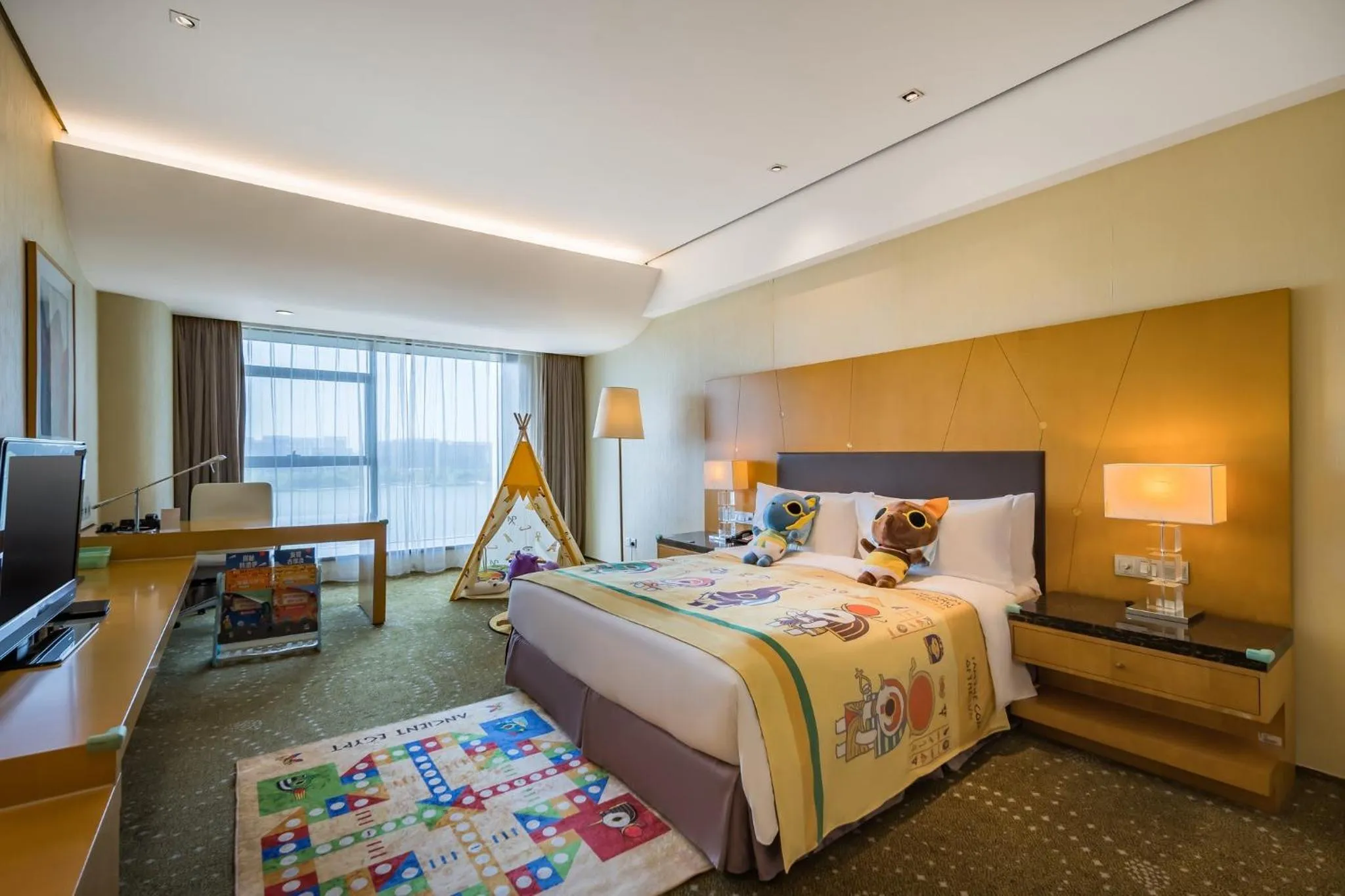Photo of the whole room, Bed in Crowne Plaza Tianjin Binhai by IHG
