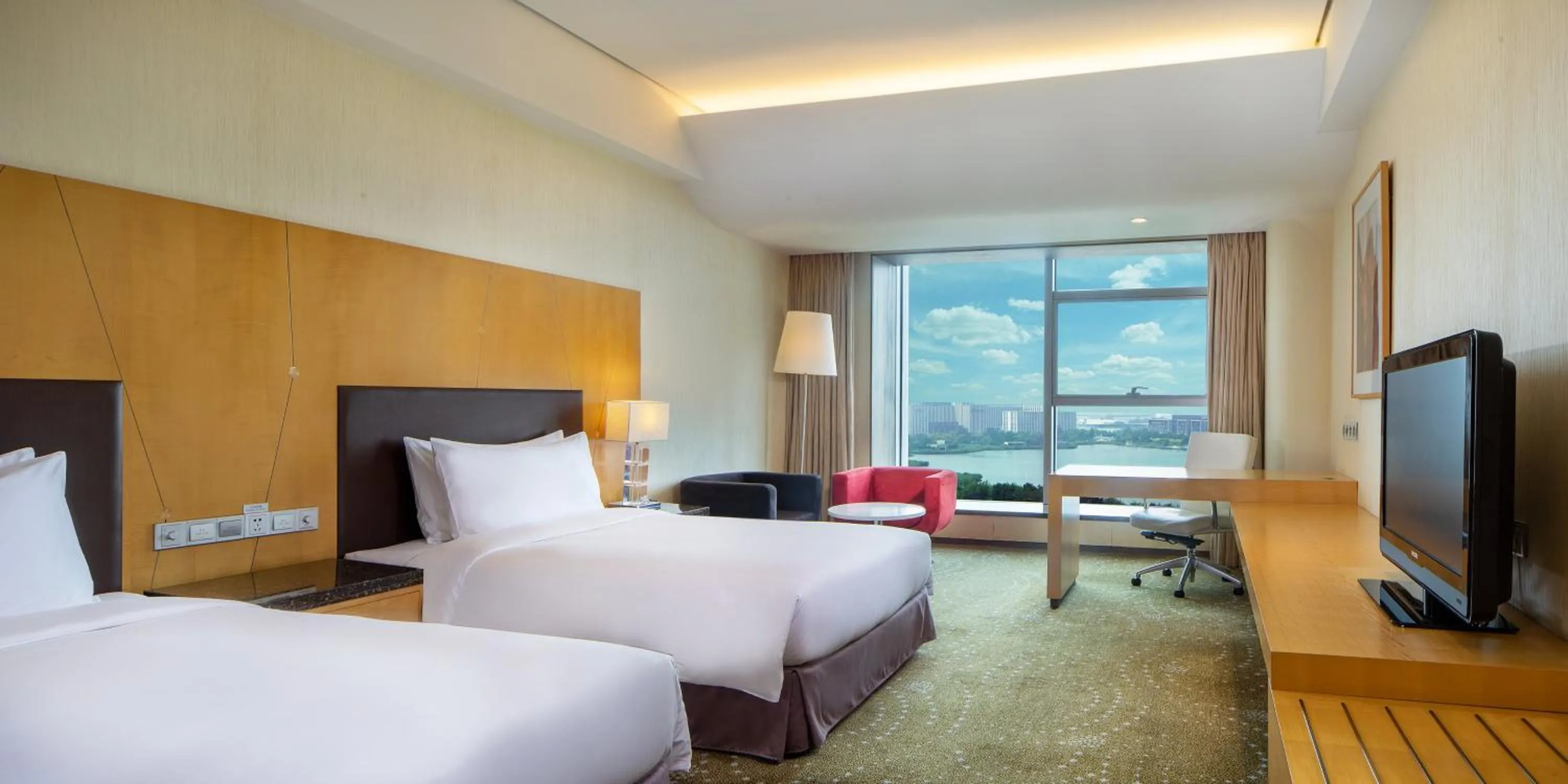 Photo of the whole room, Bed in Crowne Plaza Tianjin Binhai by IHG