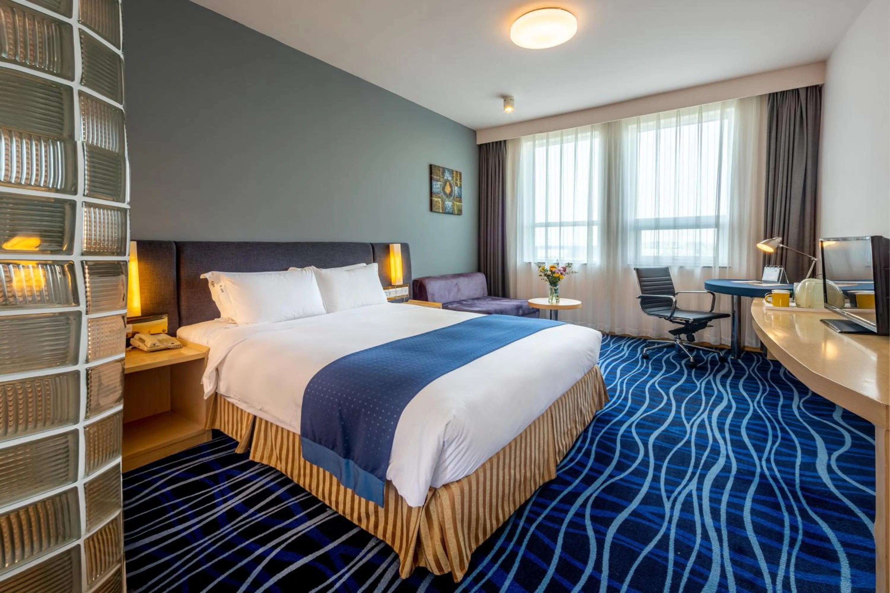 Photo of the whole room, Bed in Holiday Inn Express Tianjin Airport by IHG