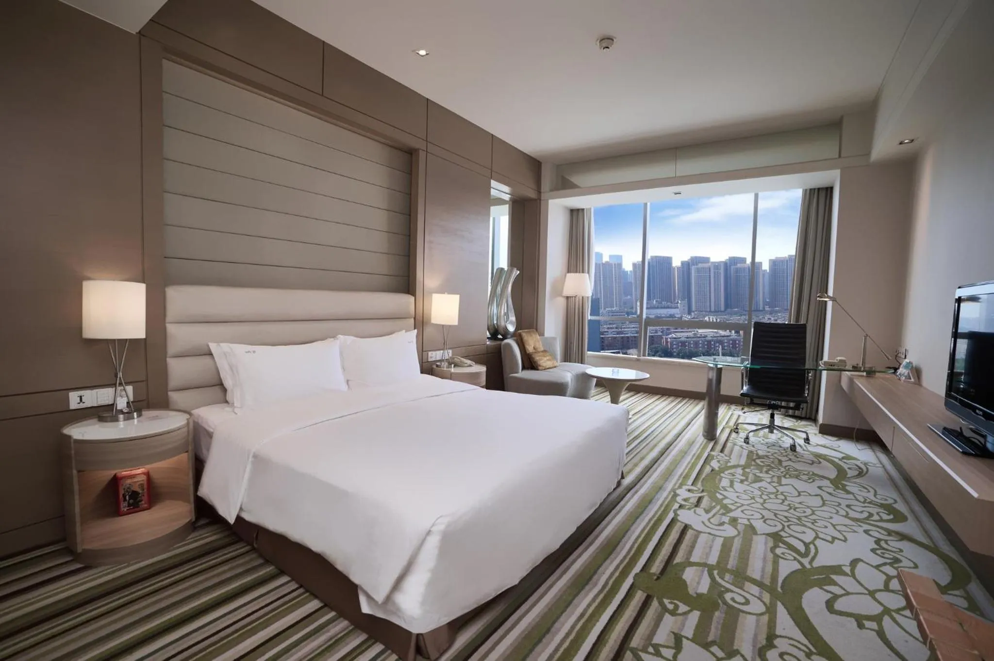 Photo of the whole room, Bed in Holiday Inn Tianjin Riverside by IHG