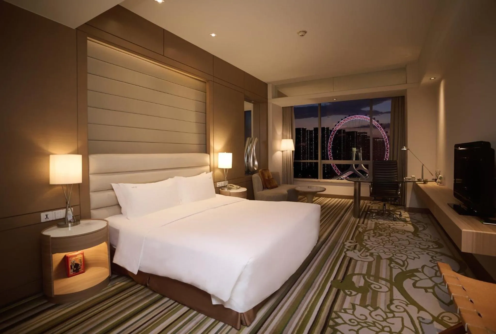 Photo of the whole room, Bed in Holiday Inn Tianjin Riverside by IHG