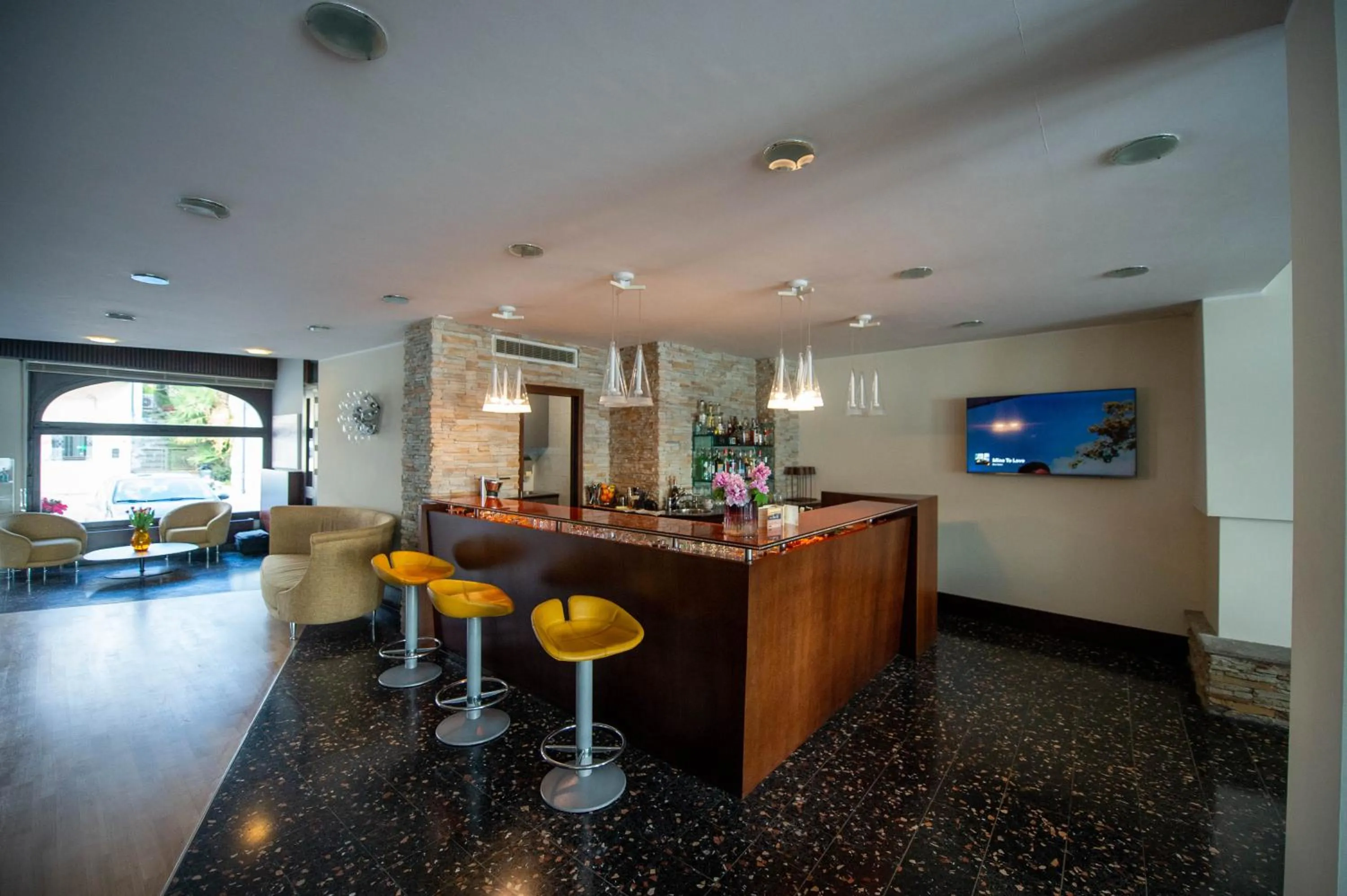 Restaurant/places to eat in Hotel Bel Sit