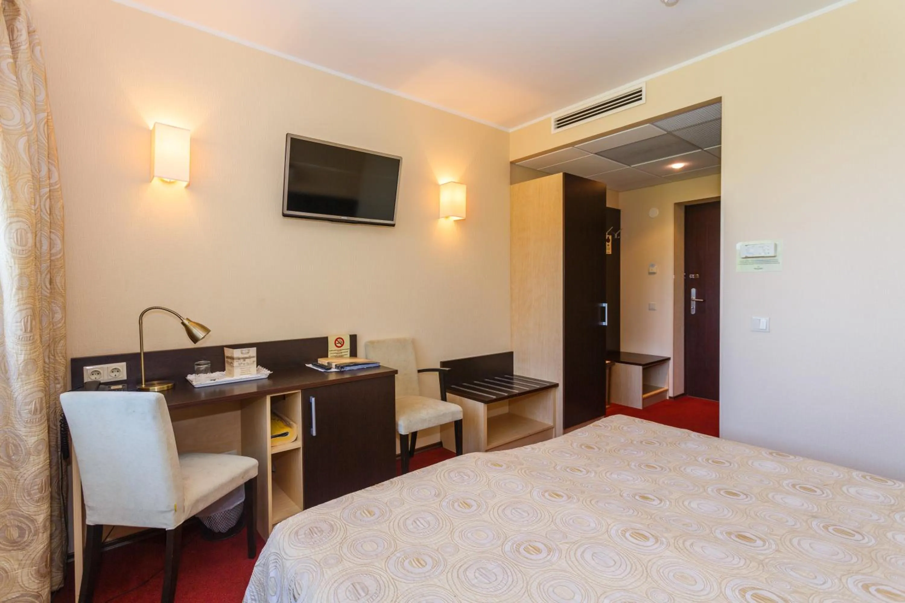 Living room, Bed in Hotel Rocca al Mare