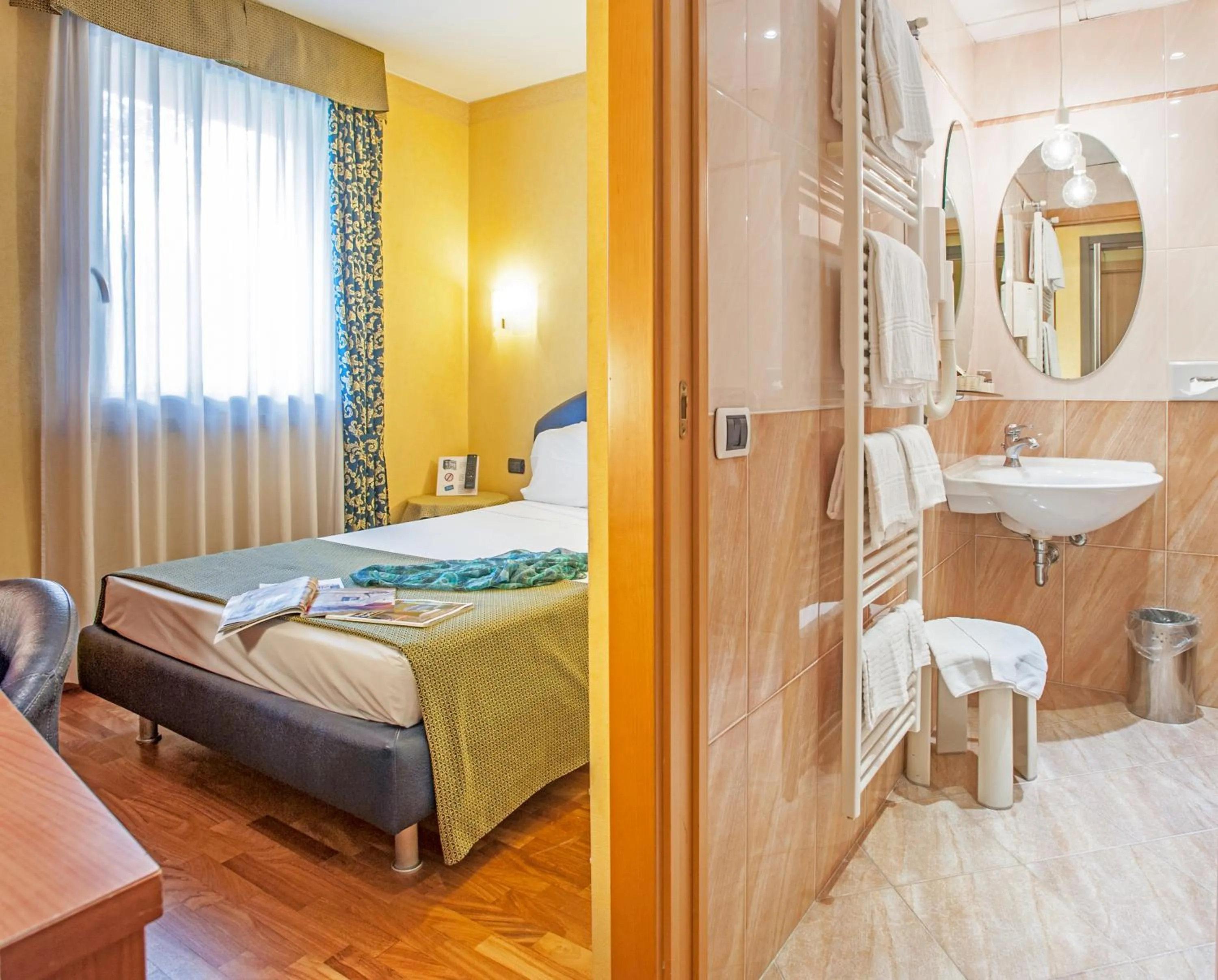 Photo of the whole room, Bed in SIRIOHotel