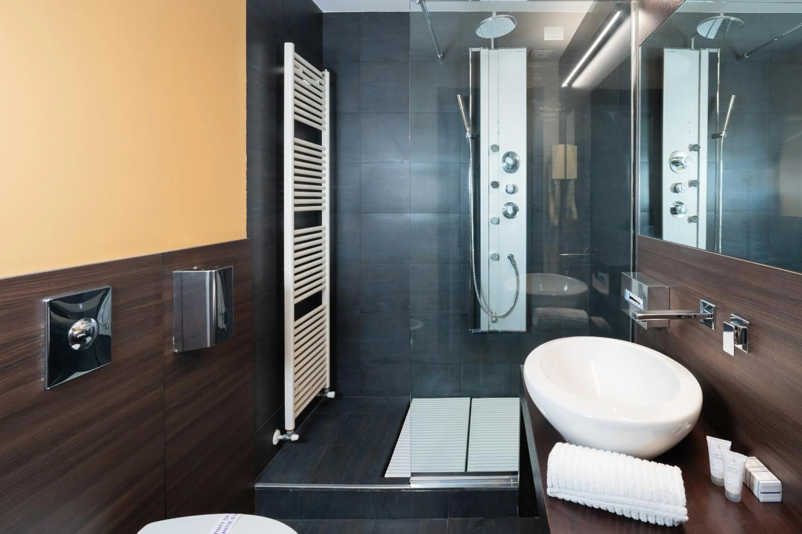 Bathroom in SIRIOHotel