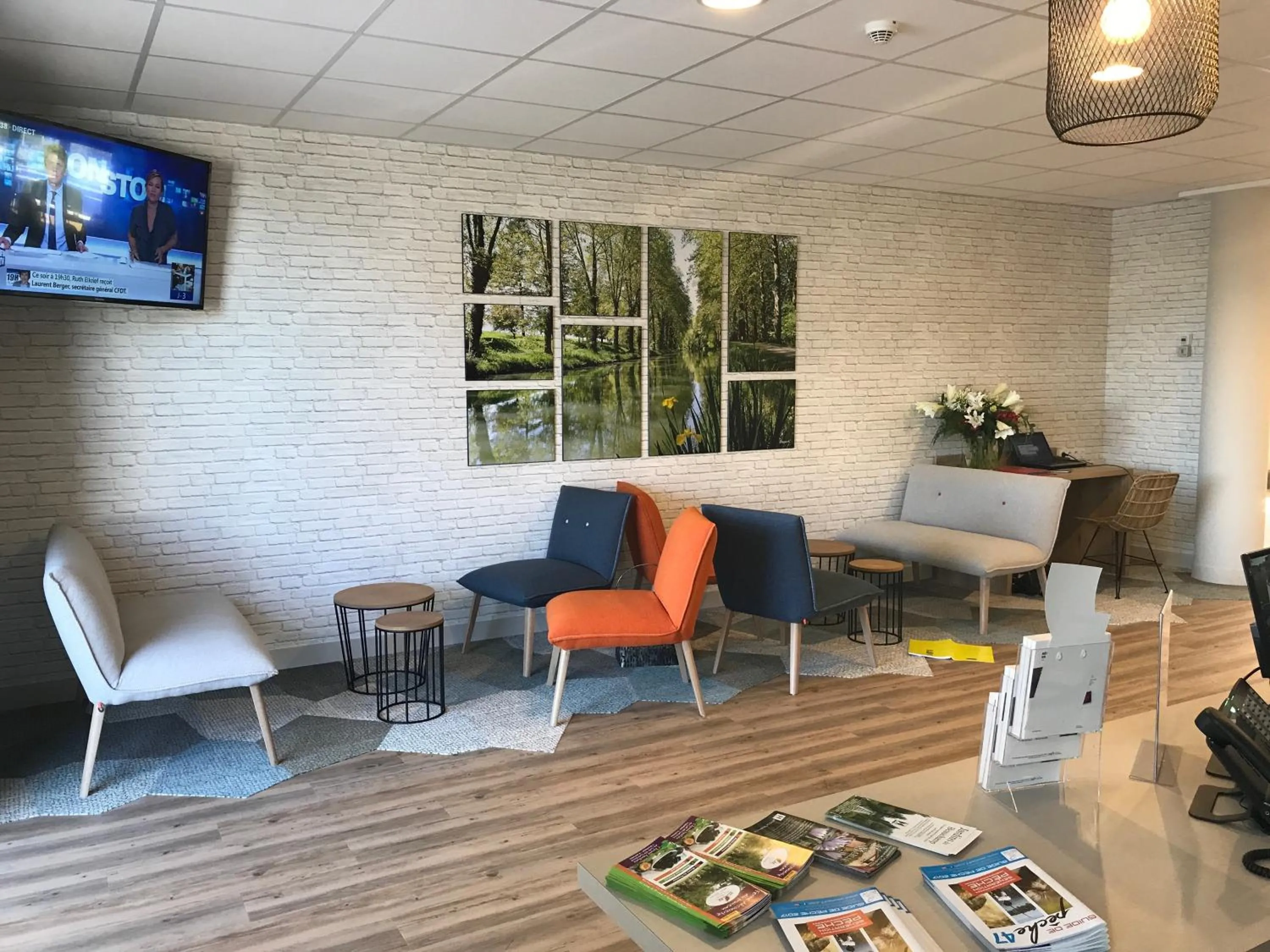 Communal lounge/ TV room in The Originals City, Hôtel de la Confluence, Agen Ouest